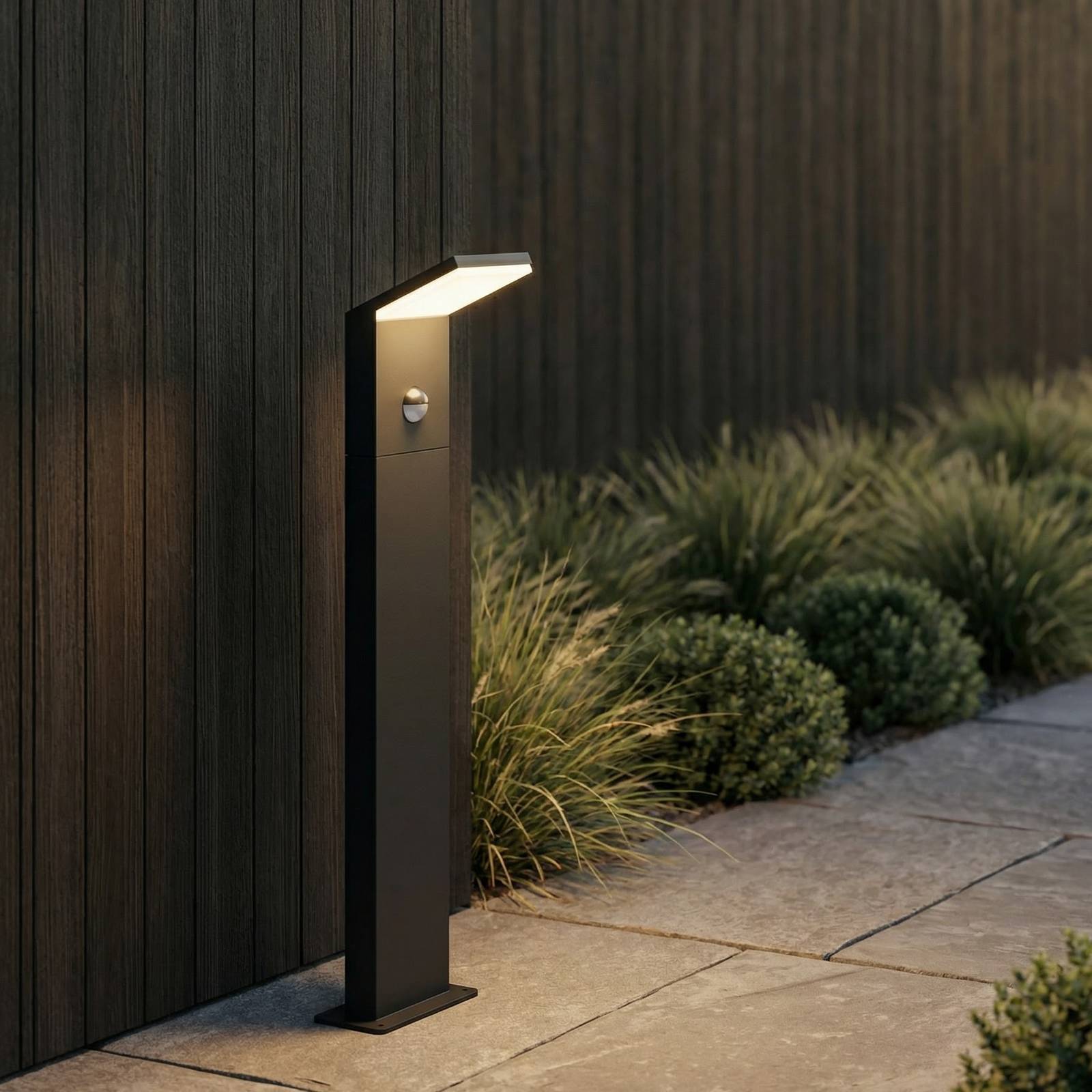Lucande LED tuinpadverlichting Nevio, sensor, 60 cm, antraciet