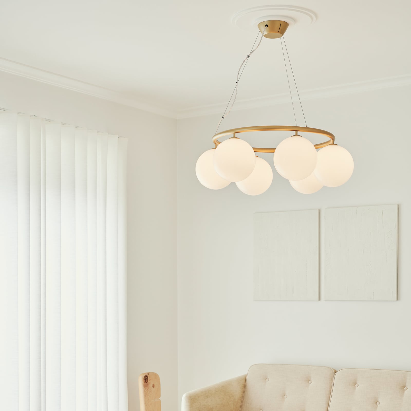 Miira 6 Circular ljuskrona, mässing/opal, Ø 80 cm - Nuura