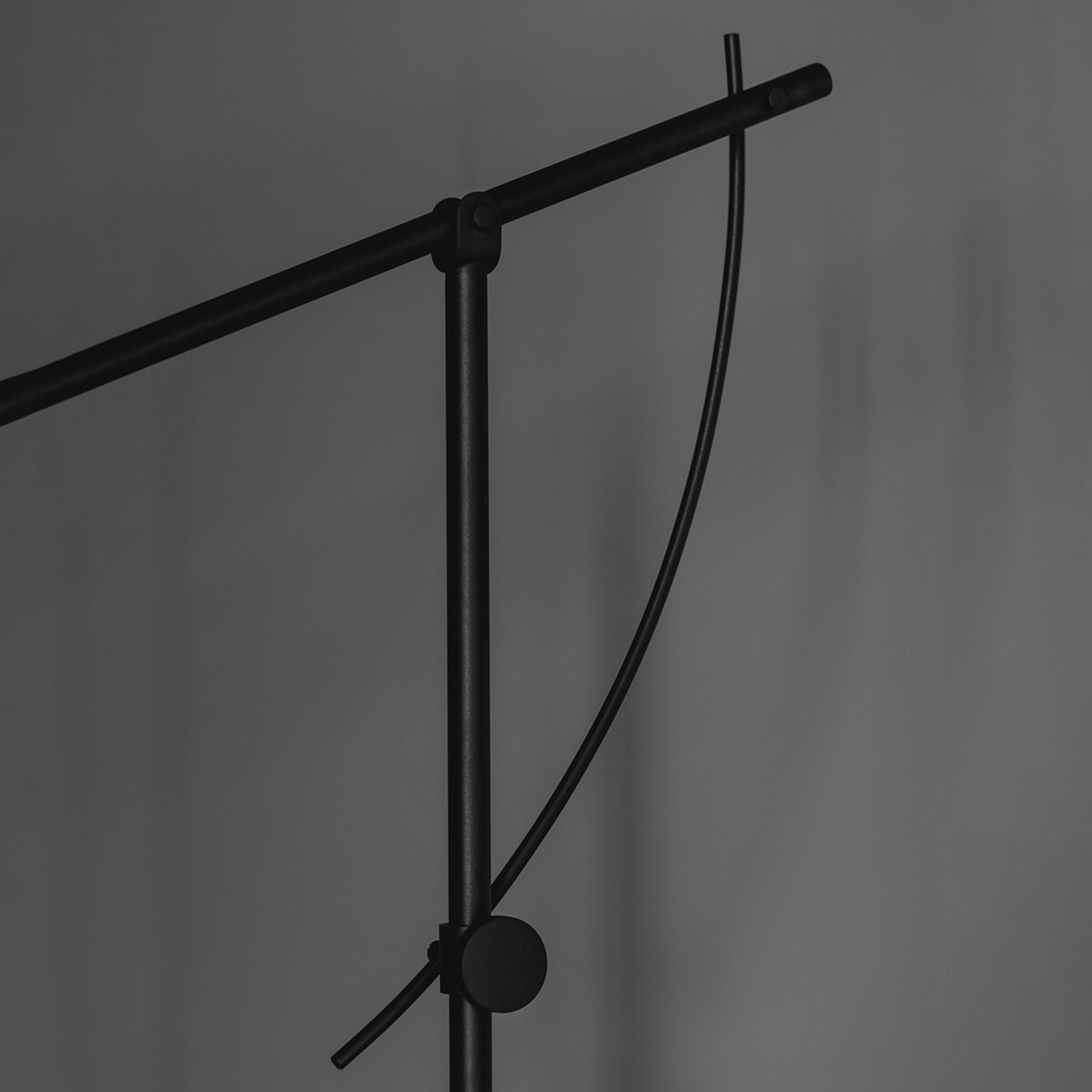 Northern Balancer lampa stojąca, czarna