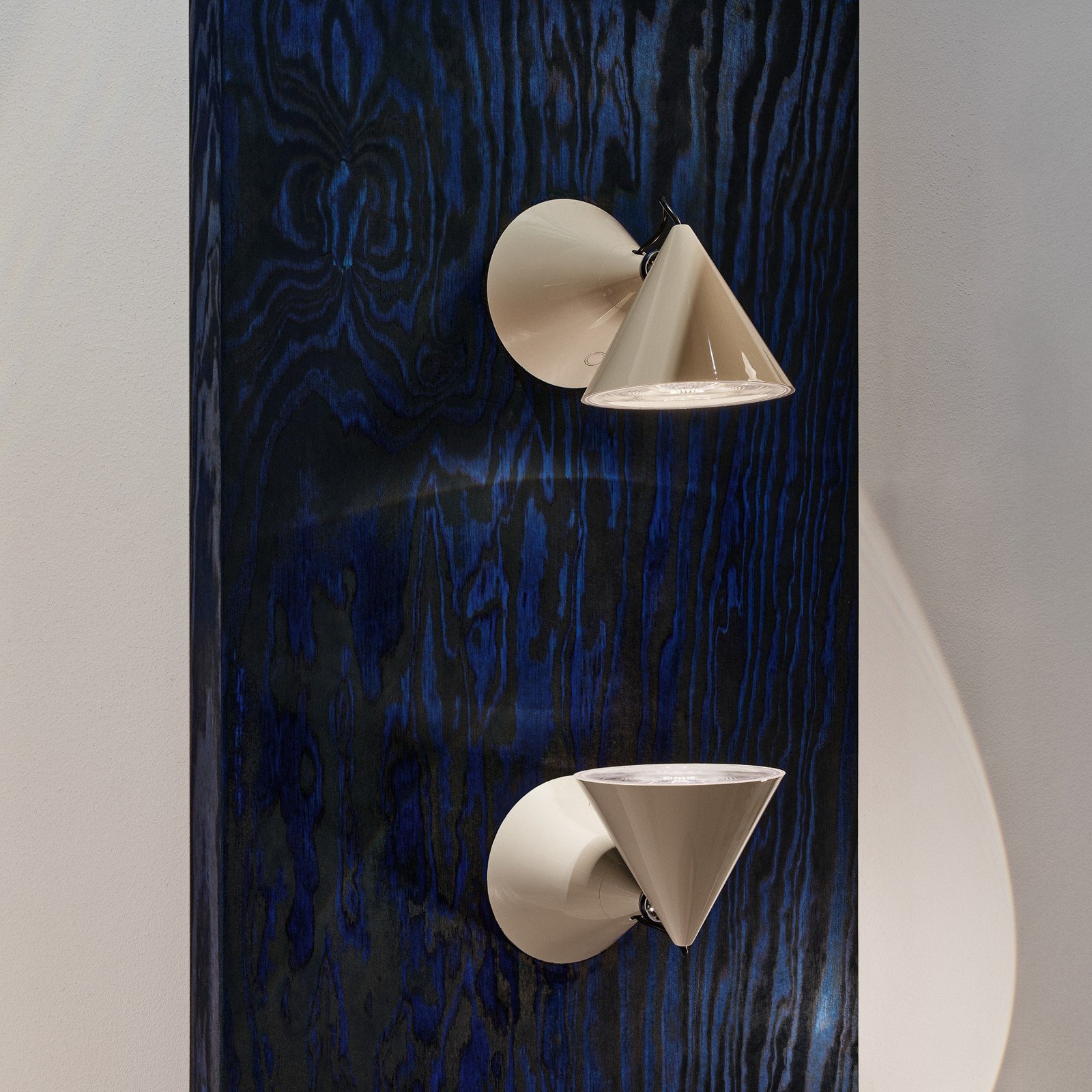 Aplică LED Tom Dixon Pose gri-bej 21 cm plastic - Camera de zi / sufragerie - Design - Metal