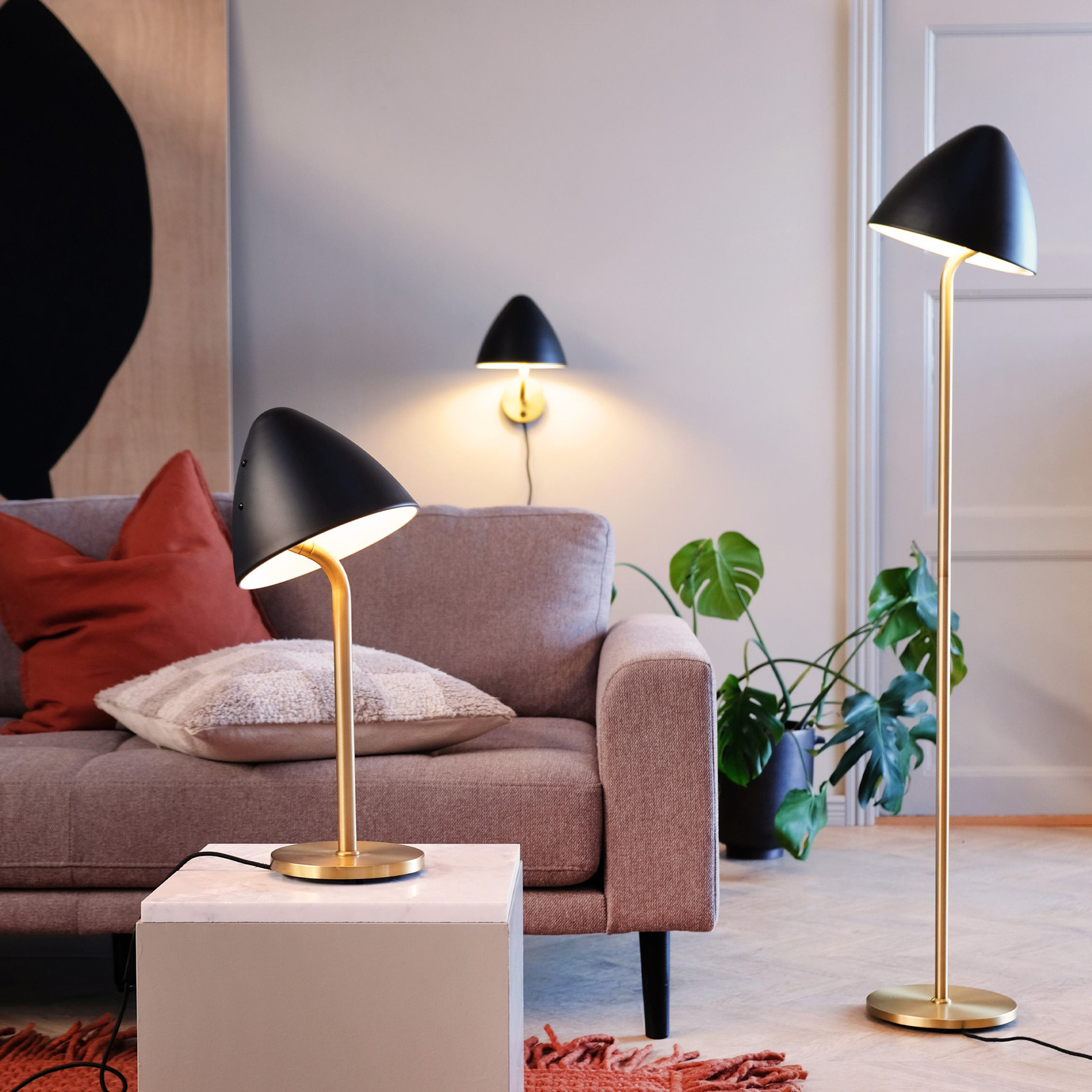 Dyberg Larsen floor lamp Oulu, black/brass, height 128 cm