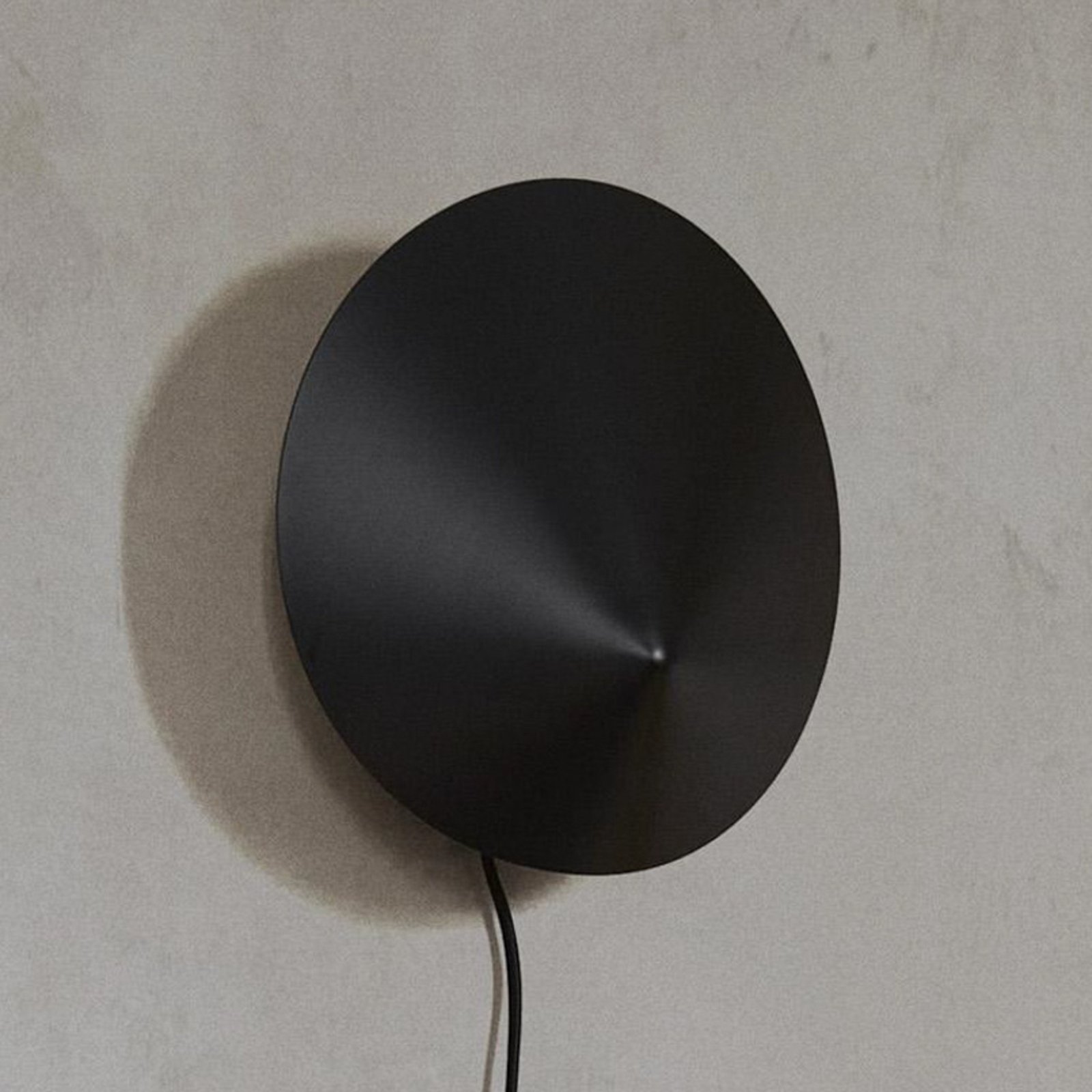 ferm LIVING Arum Sconce fali lámpa, fekete, 29 cm, dugós, dugós