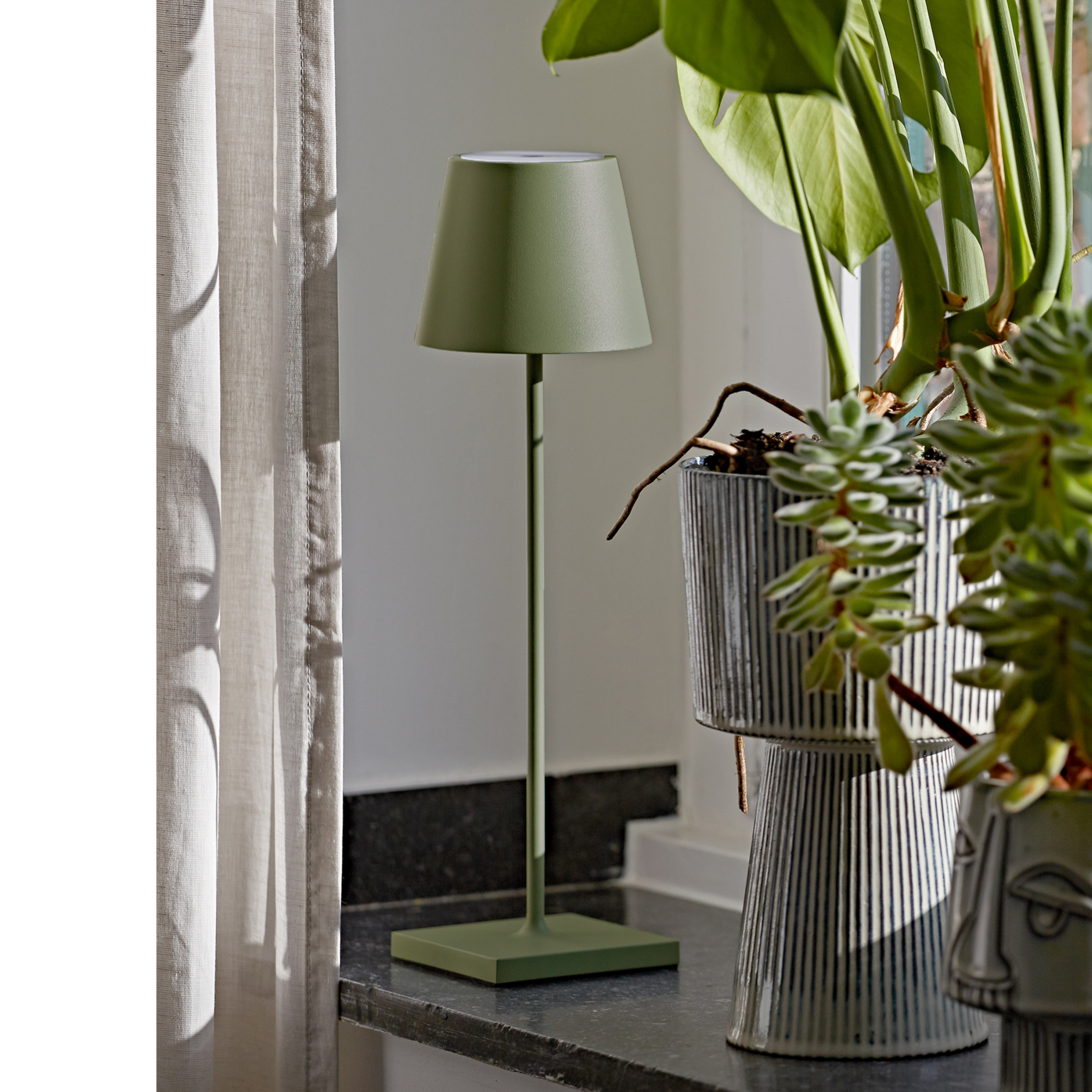 Lampe de table LED rechargeable Nuindie, USB-C, vert sapin, IP54,