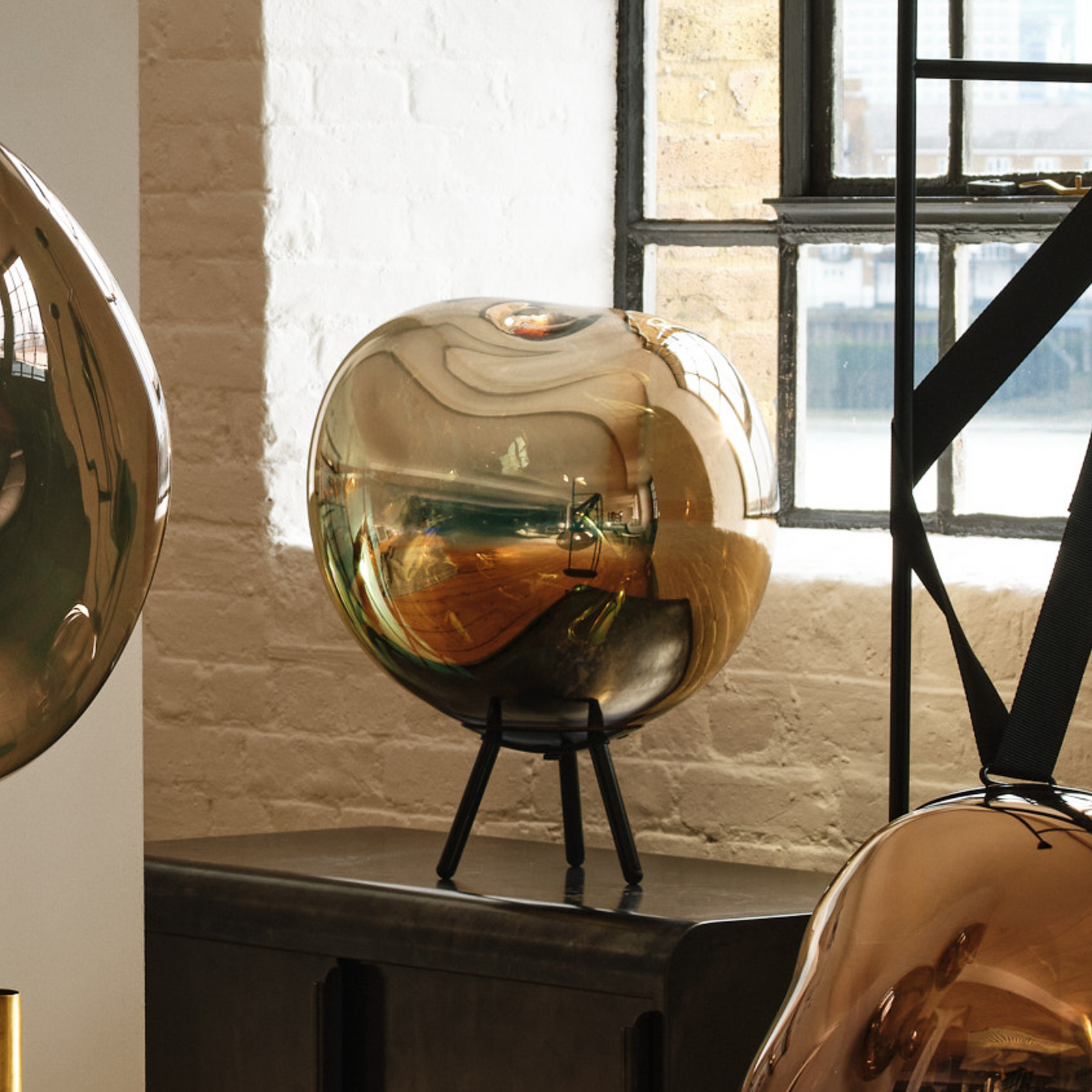 Lámpara LED recargable para terraza Melt grande de Tom Dixon, color bronce