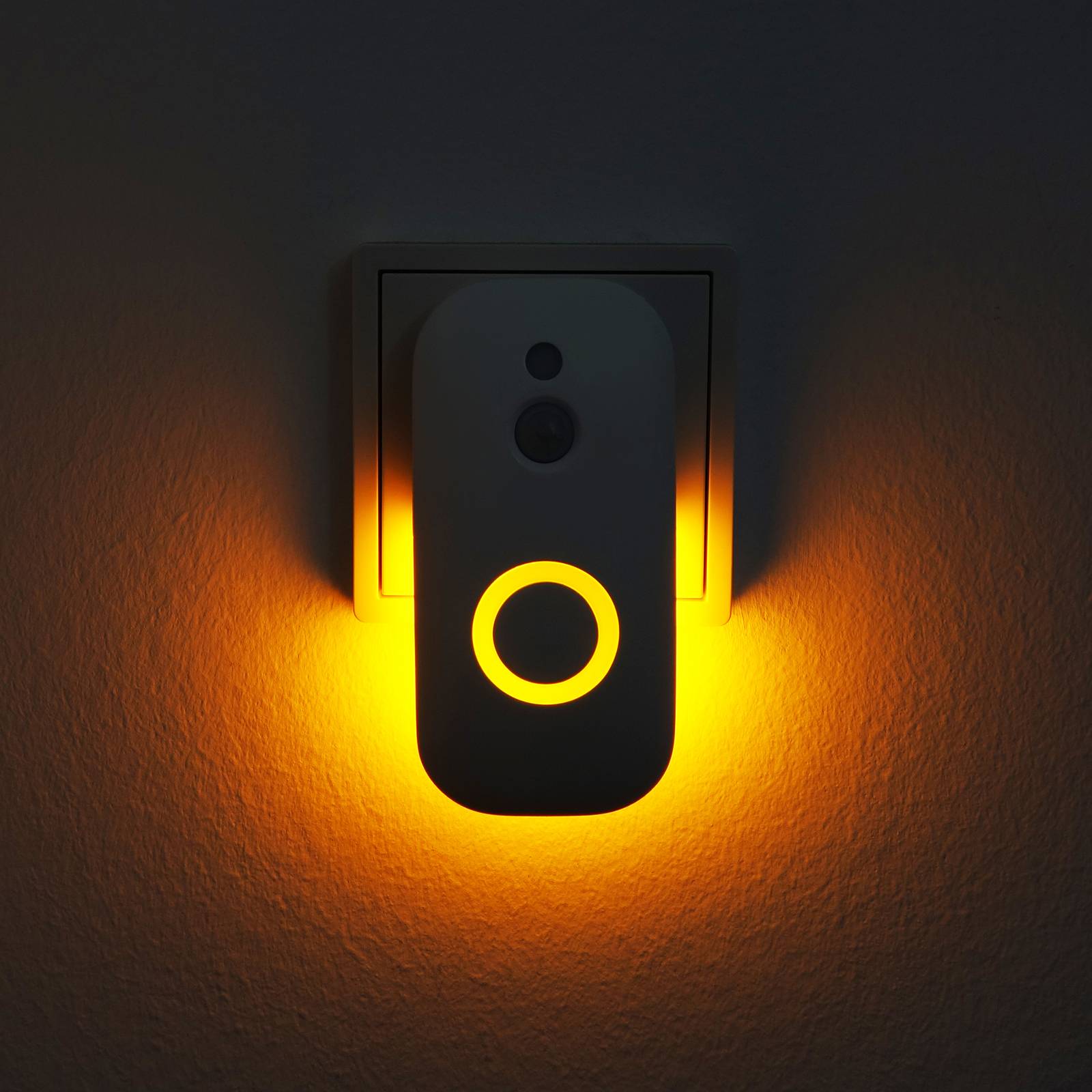 Agena LED-natlampe med sensor til stikkontakt