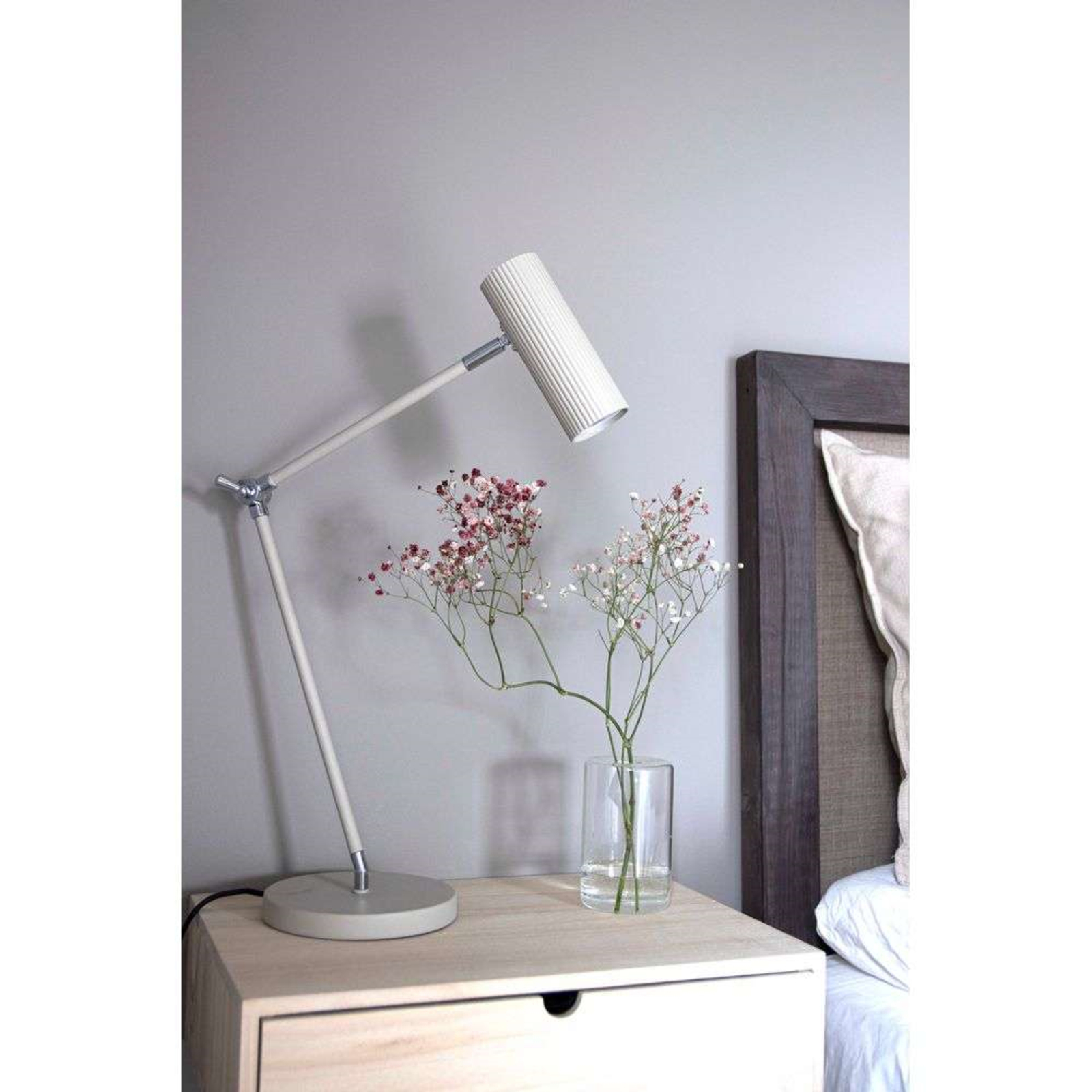 Hubble Read Candeeiro de Mesa Beige - Globen Lighting