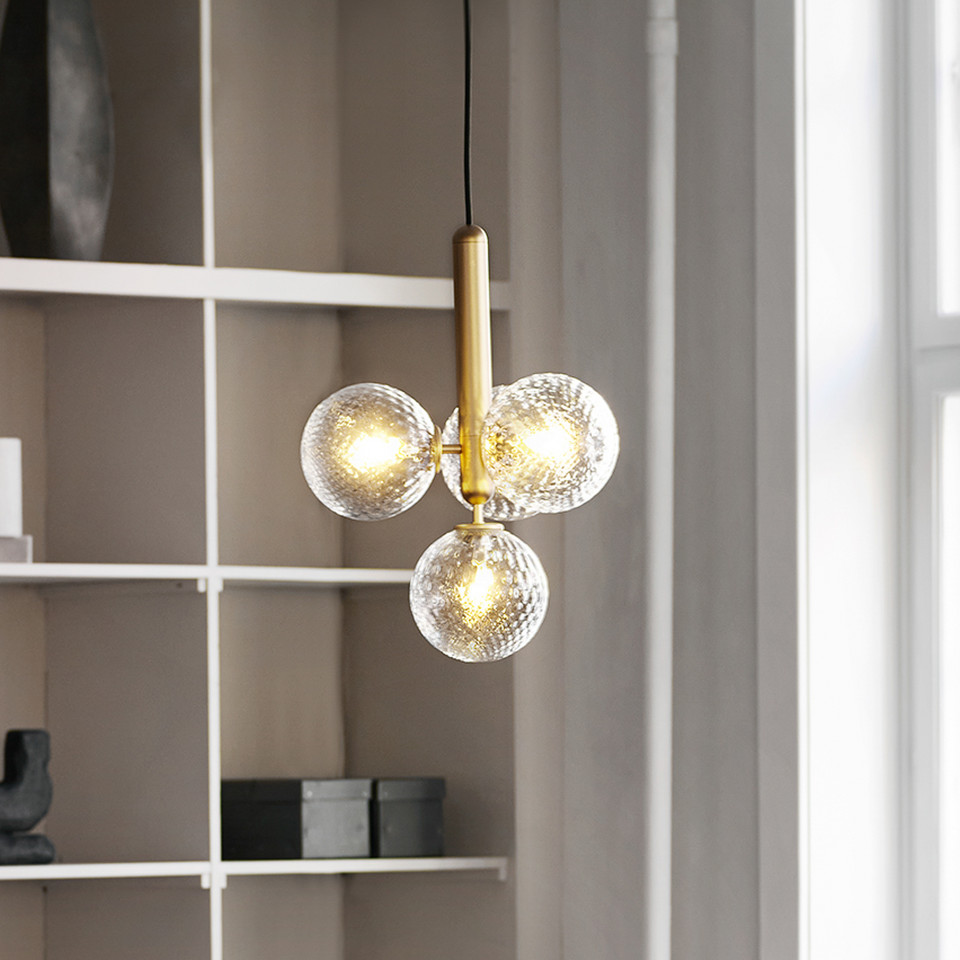 Nuura Aps Miira 4 Ljuskrona Brass/Optic, guld / mässing från Nuura Aps