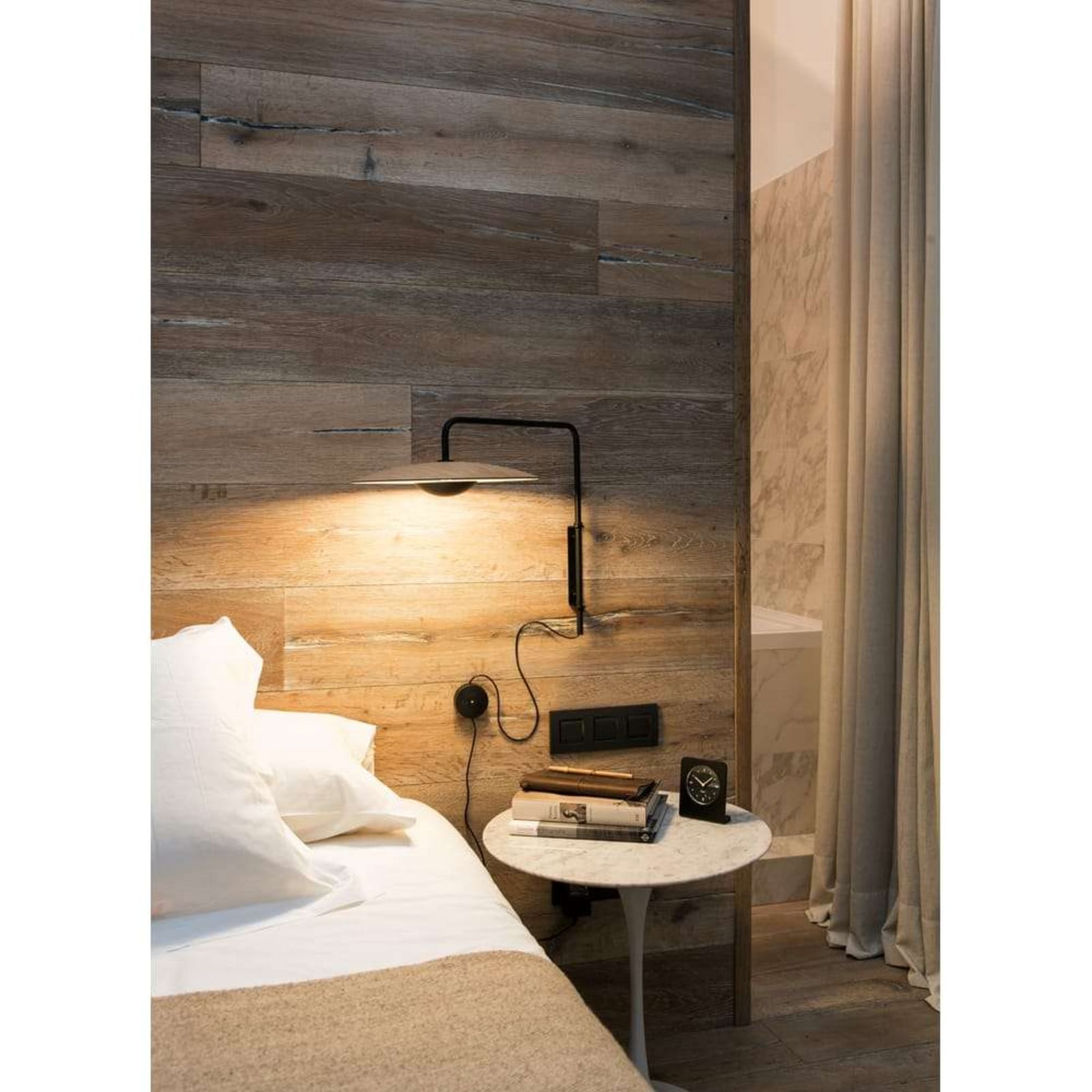 Ginger A V&auml;gglampa Dimmable Plug-in Oak MARSET - Aluminium