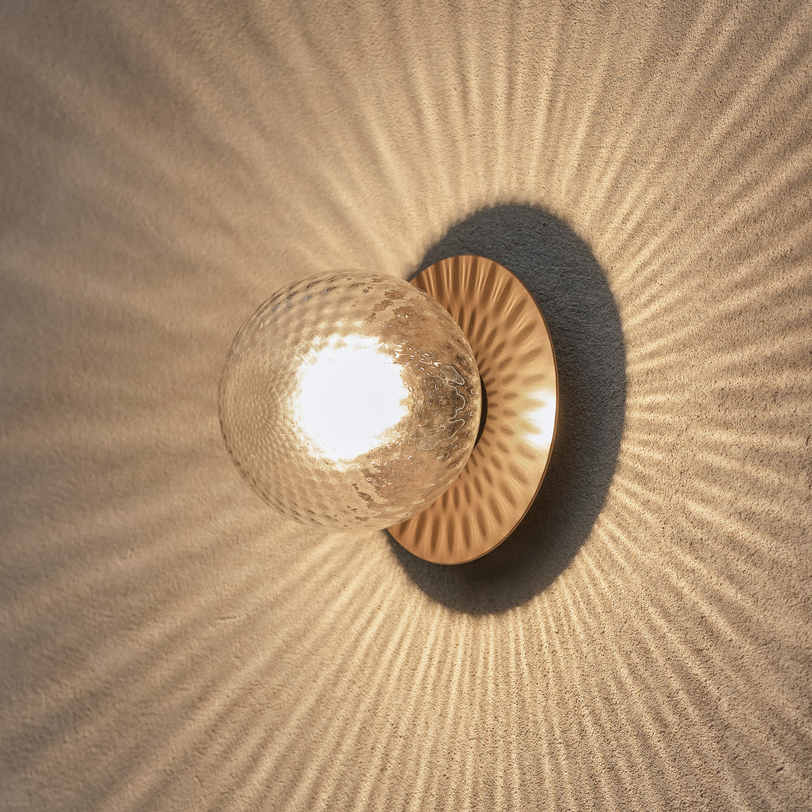 Nuura āra sienas lampa Liila, Ø 16 cm, bronza/caurspīdīga