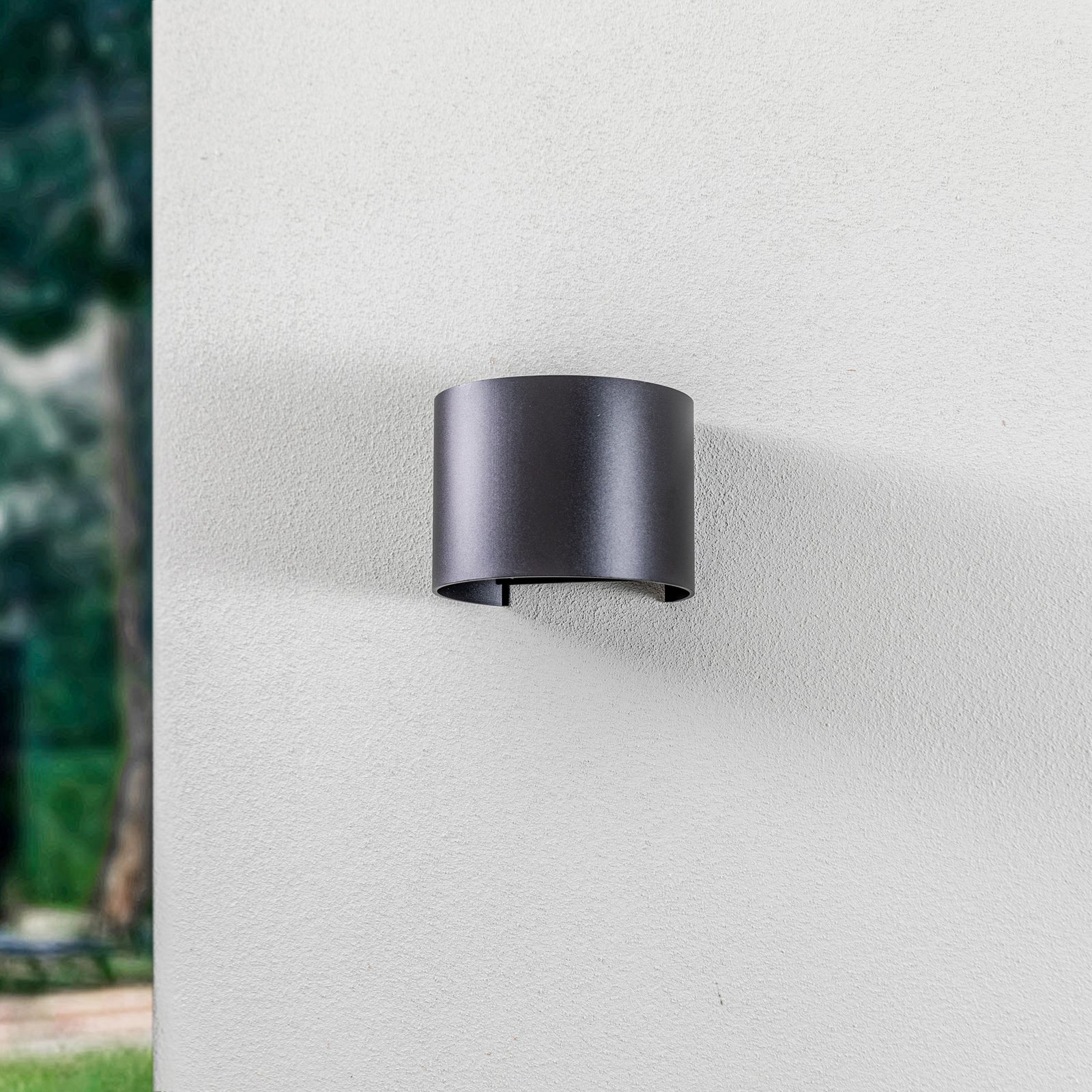Nivar Round LED Buiten Wandlamp Black - Lindby