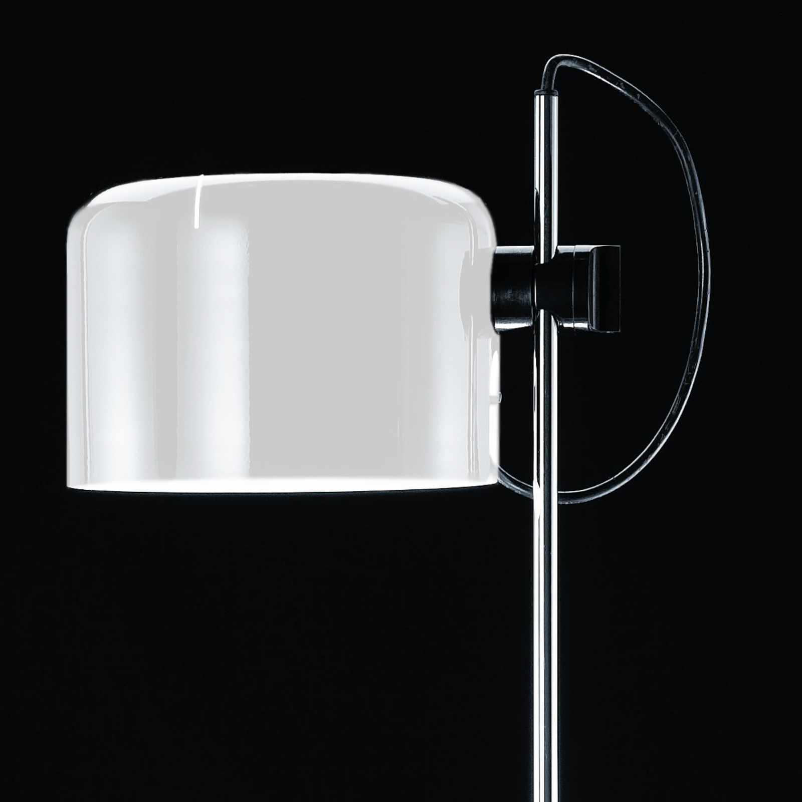 Oluce Coupé - gulvlampe i hvit tidløs design