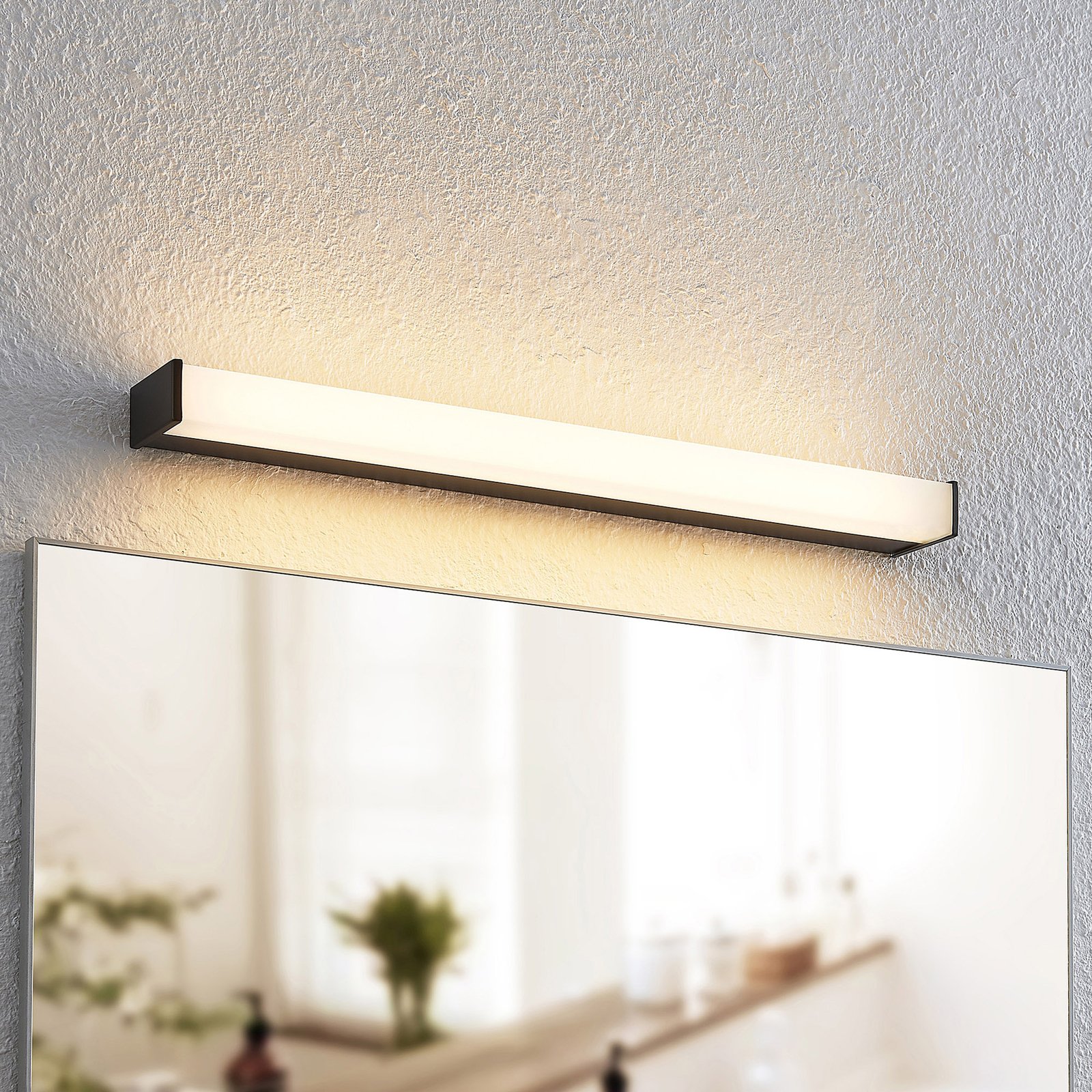 Lindby Ulisan aplique LED de baño, angular 58,8 cm