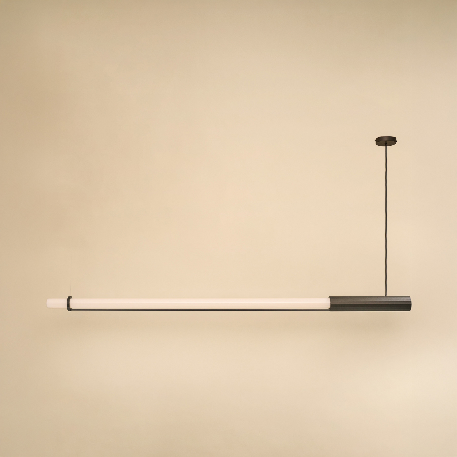 Lampada LED a sospensione In Fine, grigio scuro, lunghezza 160 cm - DCW