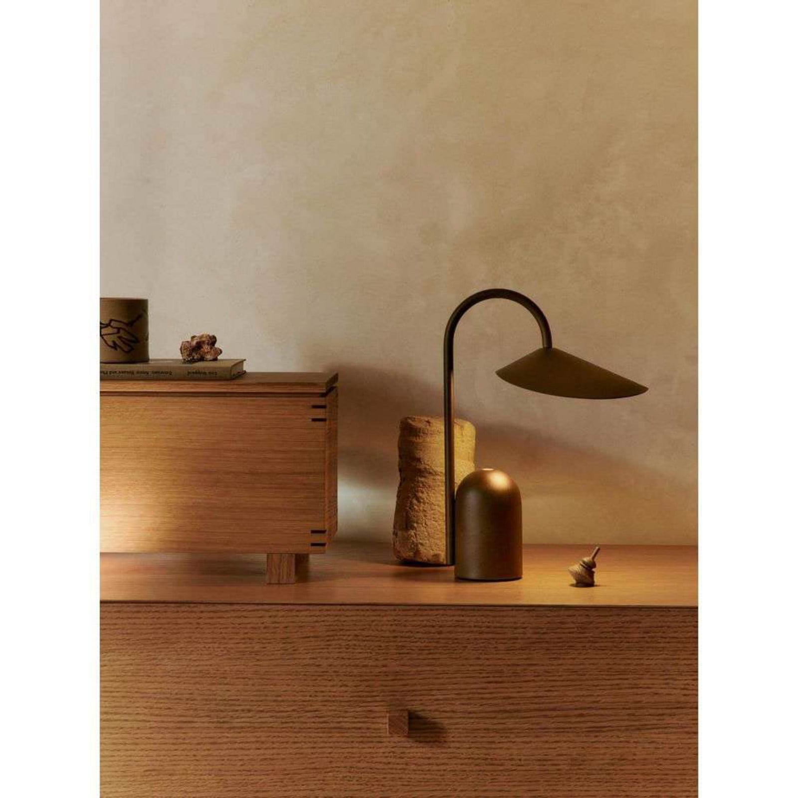 Arum bærbar bordlampe, mørkebrun, IP44 ferm LIVING - Stue - Aluminium