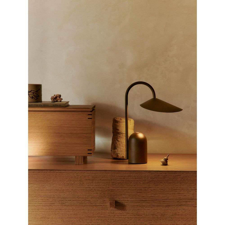 ferm LIVING Arum bärbar bordslampa, brun / rost från ferm LIVING