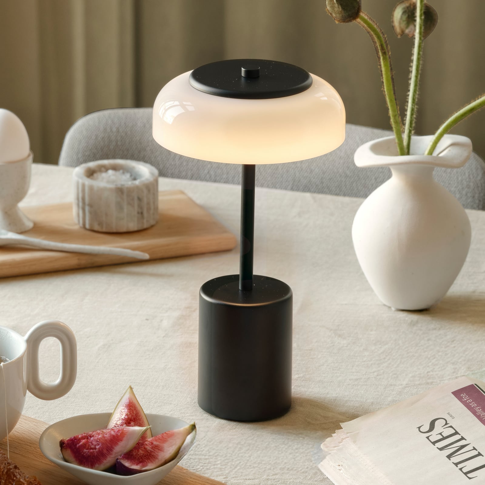 Nuura LED akumulatora galda lampa Blossi, augstums 26 cm, melna/opāla Nuura LED akumulatora galda lampa Blossi, augstums 26 cm, melna/opāla