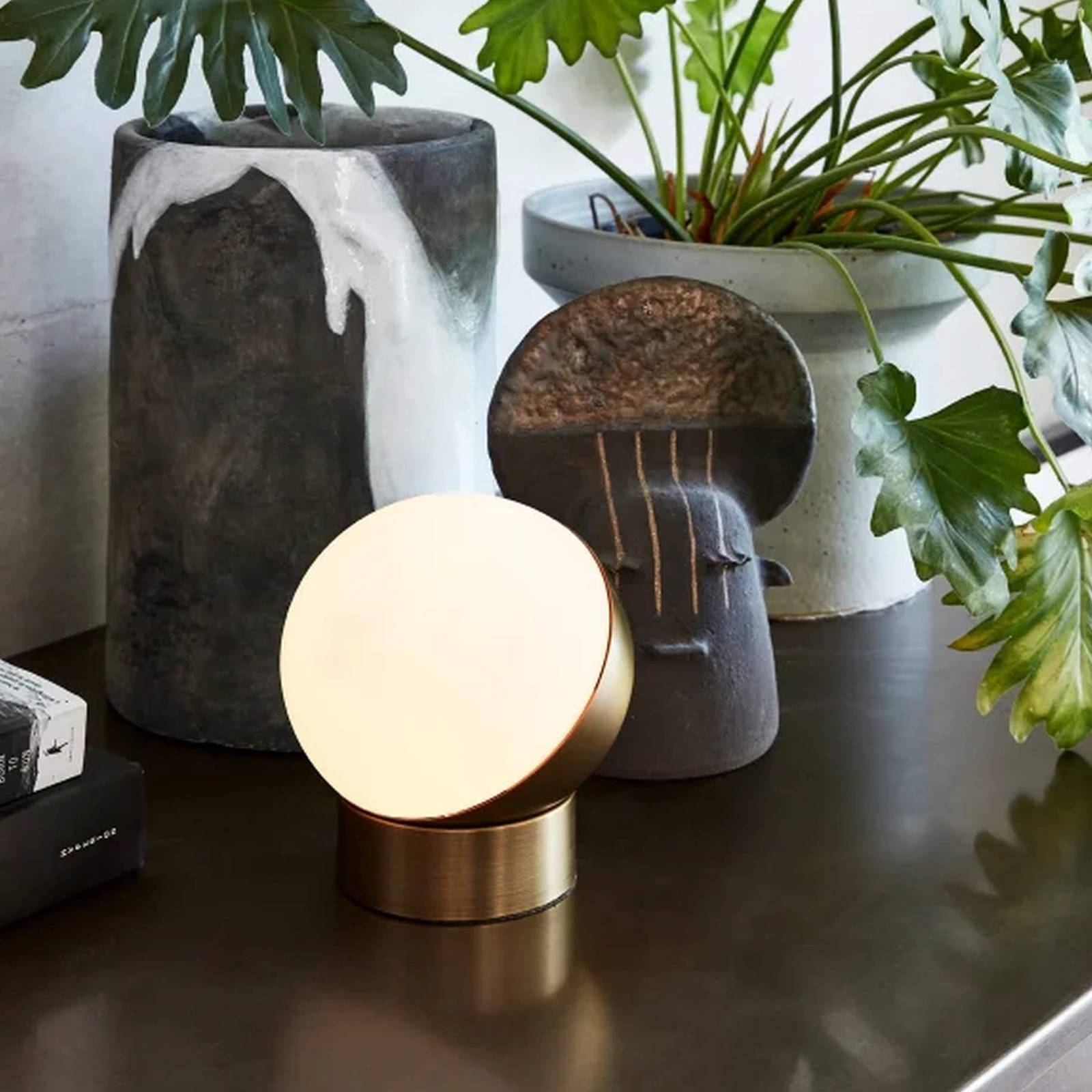 E-shop Stolová lampa Beacon Mikoh, kov vo farbe starožitnej mosadze, sklo