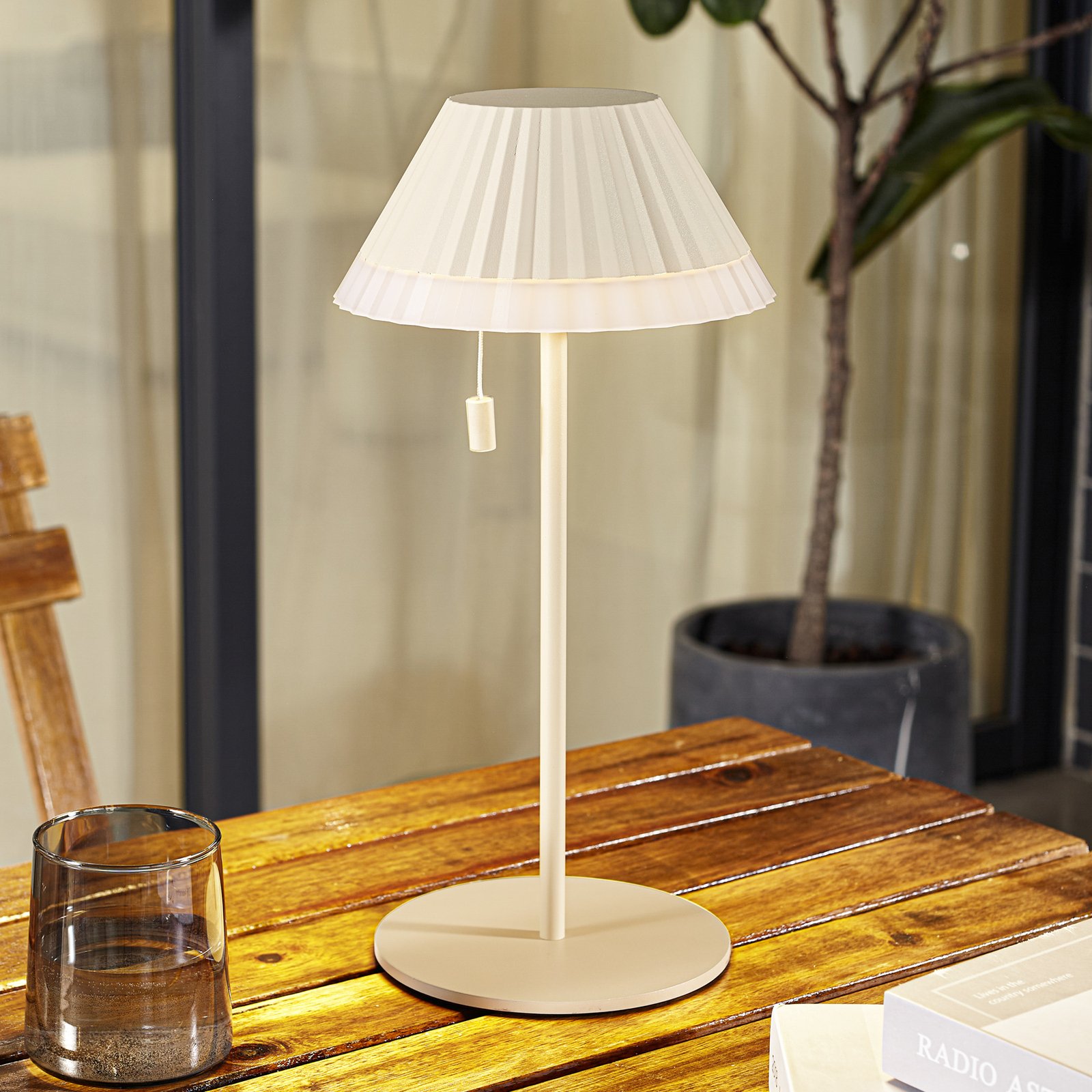 Lindby Lampe à poser LED rechargeable Ilvi, beige, aluminium, Ø 17,5 cm