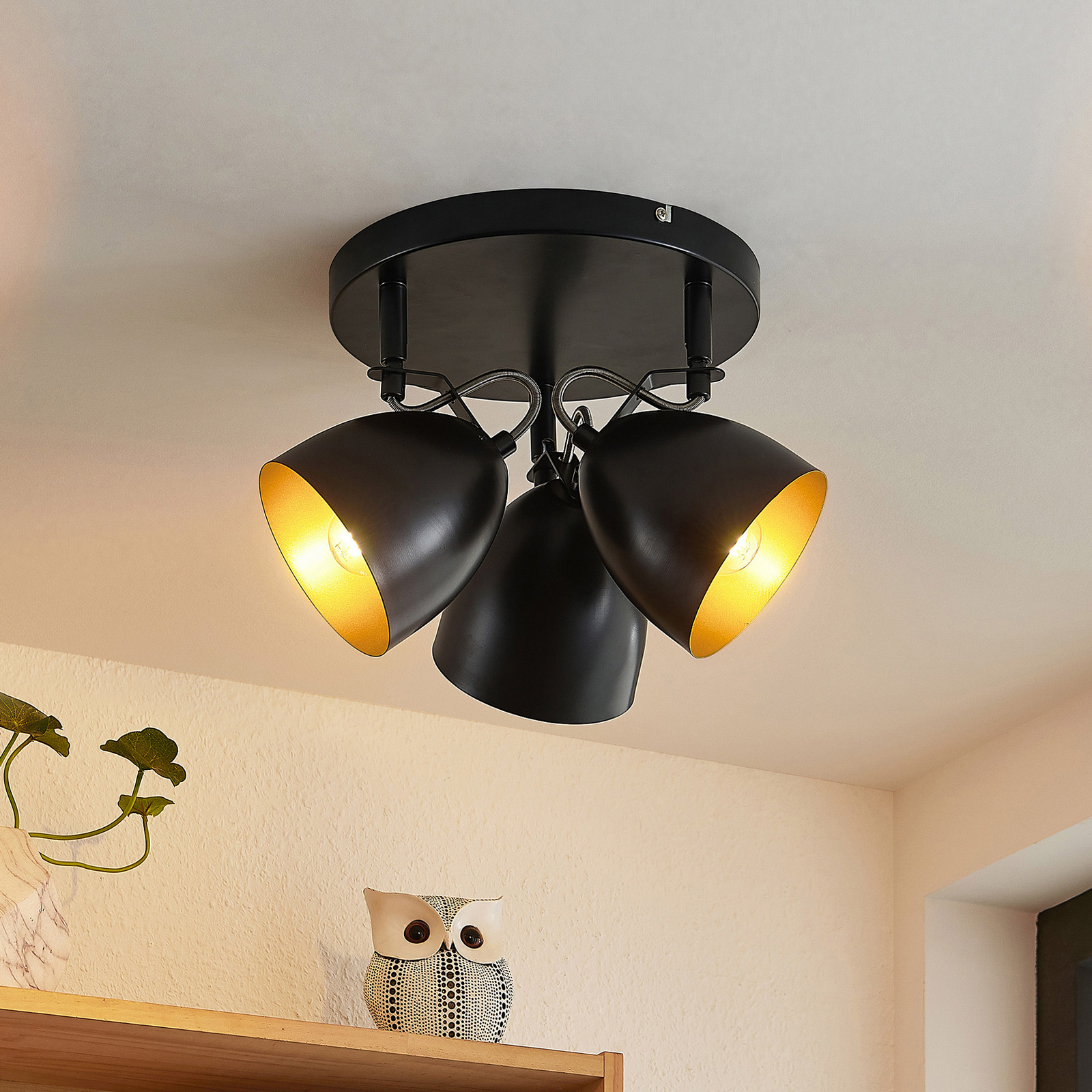 Lindby Fintja plafón, negro/oro, 3 luces