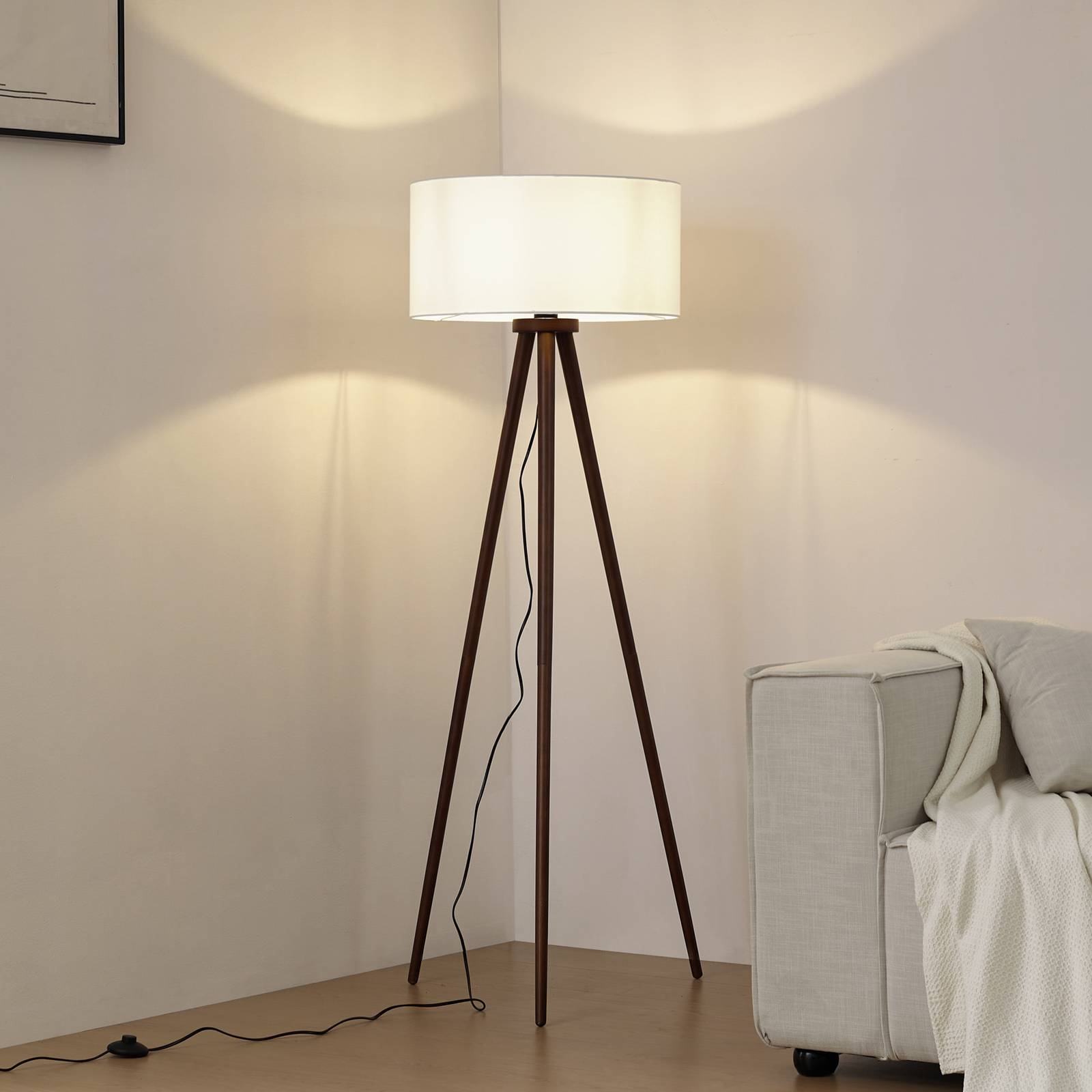 Lindby Stehleuchte Charlia, weiß, Wallnussholz, Höhe 150 cm günstig online kaufen