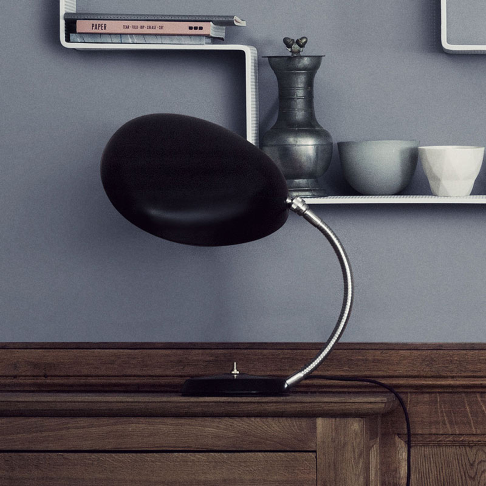 GUBI Cobra lámpara de mesa de diseño, negro