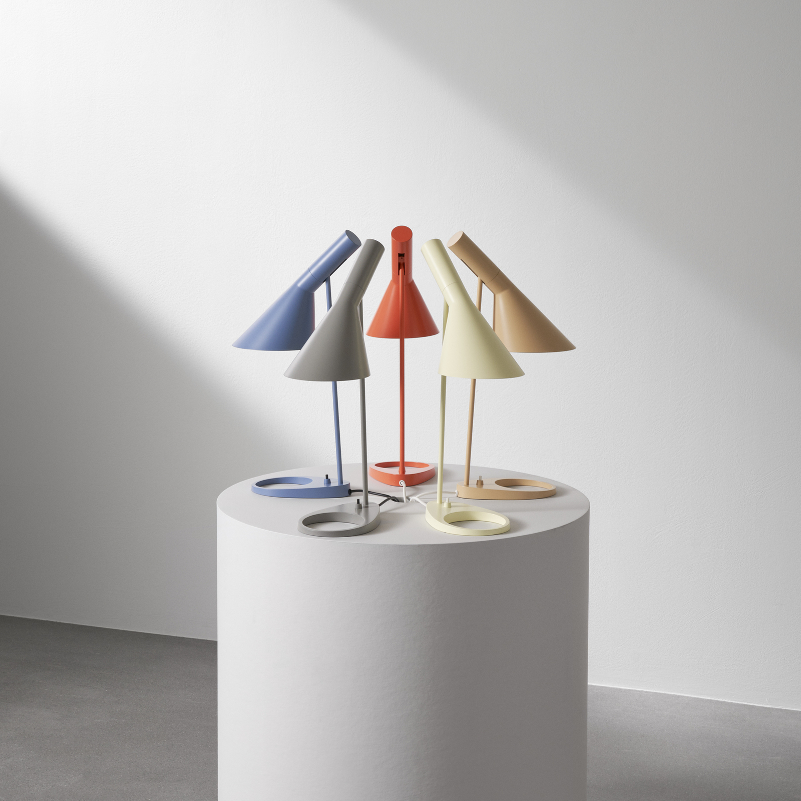 Louis Poulsen AJ designer bordslampa ljusgul