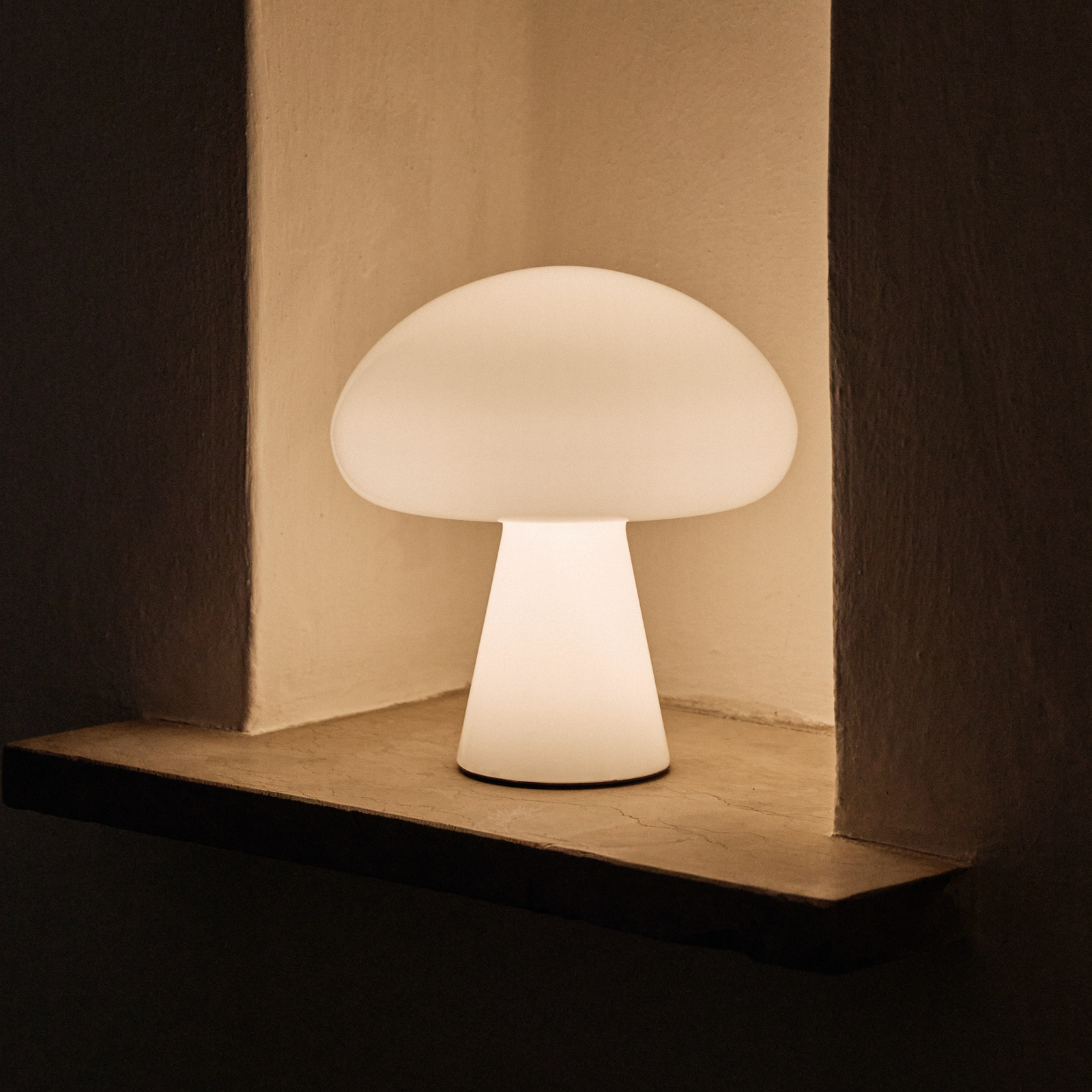 Gubi Obello LED rechargeable table lamp, pearl white, IP44, glass Gubi Obello LED rechargeable table lamp, pearl white, IP44, glass