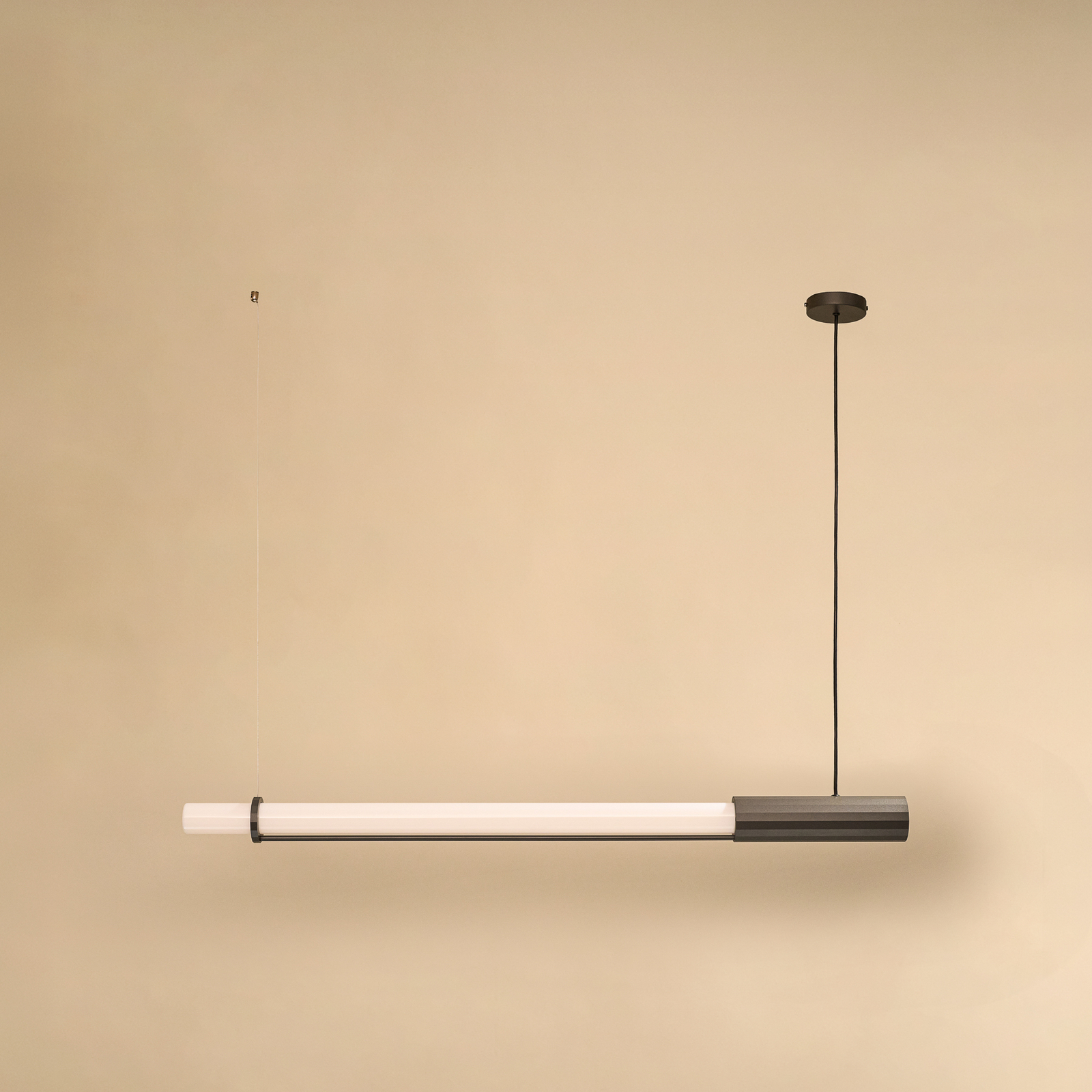 Lampada LED a sospensione In Fine, grigio scuro, lunghezza 105 cm - DCW
