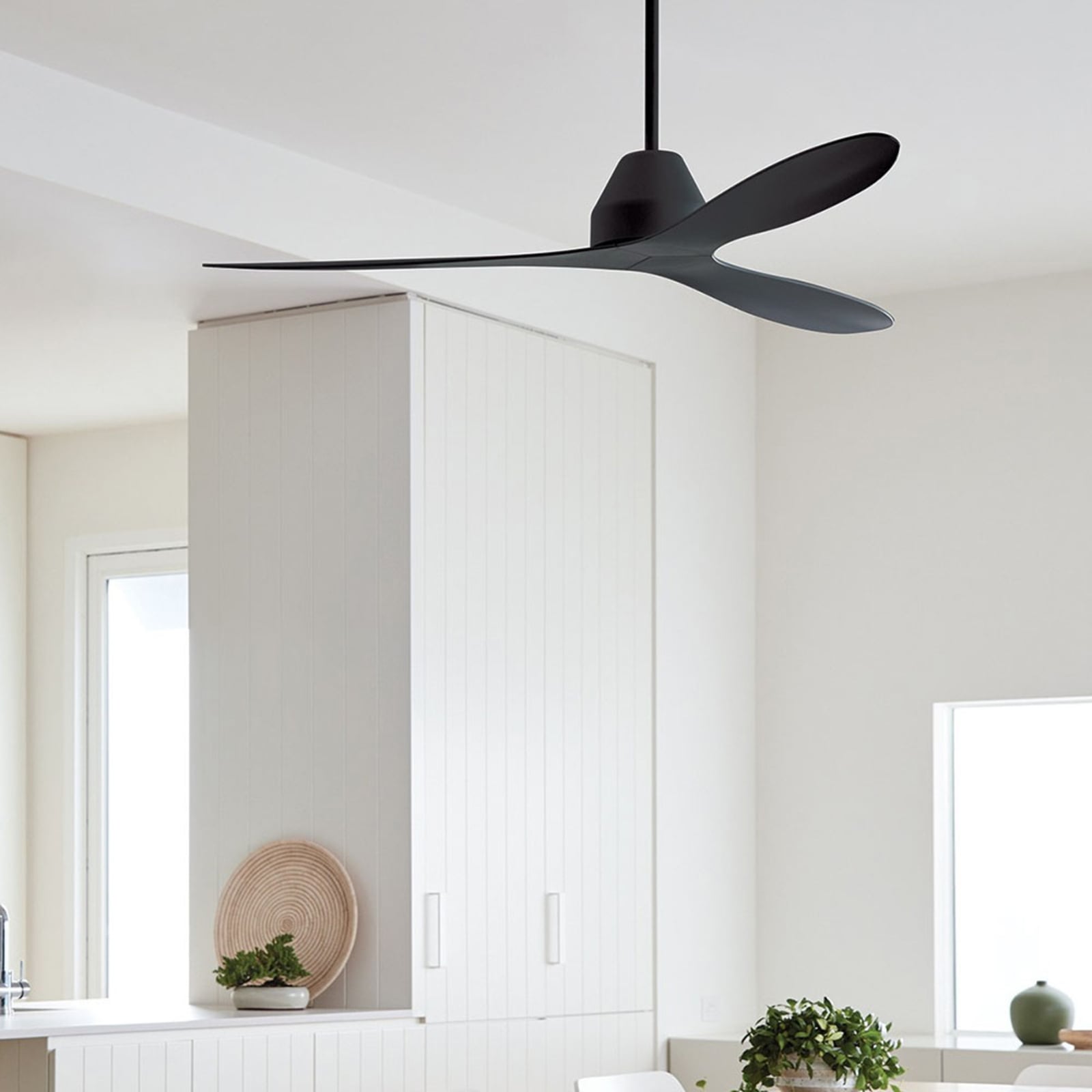 Ventilateur de plafond Whitehaven, noir, courant continu, Ø 142 cm - Beacon Ventilateur de plafond Whitehaven, noir, courant continu, Ø 142 cm - Beacon