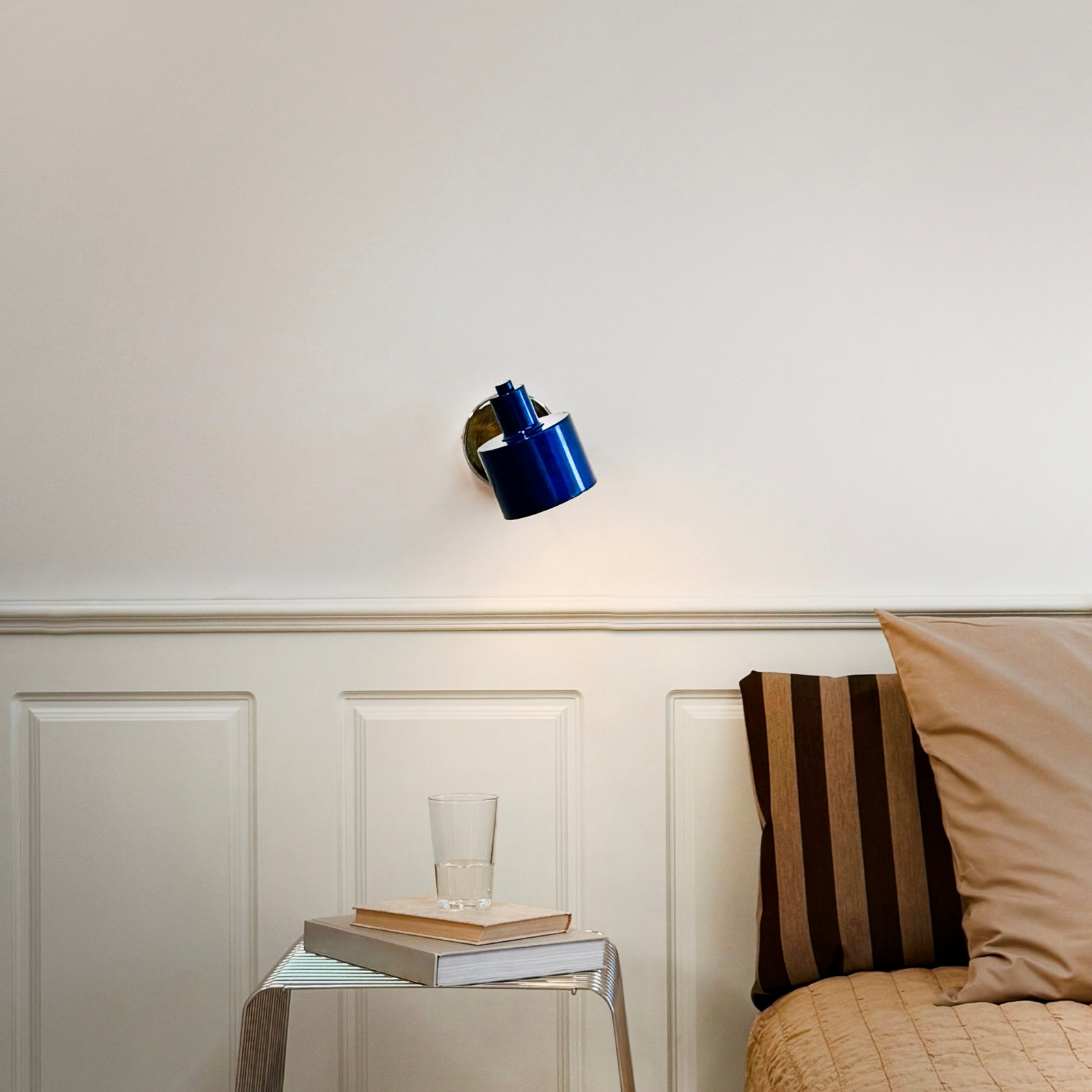 Dyberg Larsen sienas lampa „Ocean“, zila/hromēta, izvirzījums 30 cm