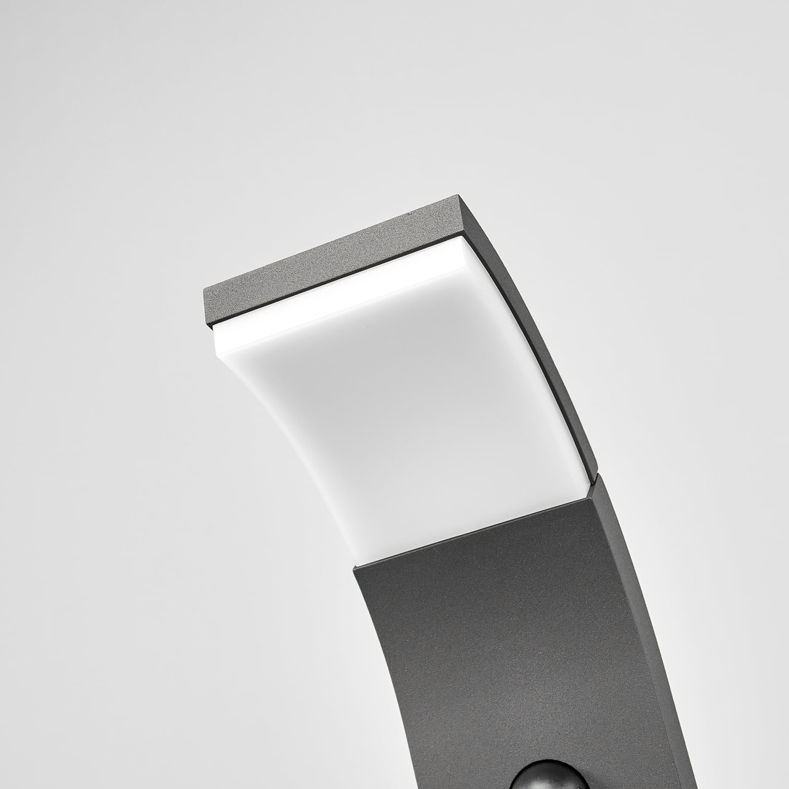 Lucande LED-Wegelampe Timm, Sensor, 60 cm, anthrazit, IP54 Lucande LED-Wegelampe Timm, Sensor, 60 cm, anthrazit, IP54