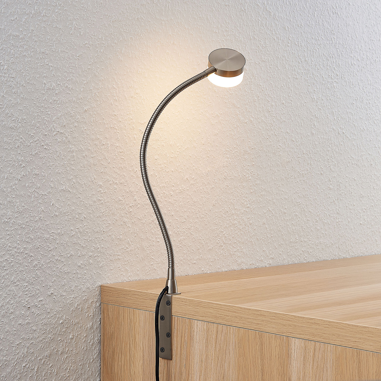 Lindby Gentjana LED asztali lámpa, selyemf. nikkel