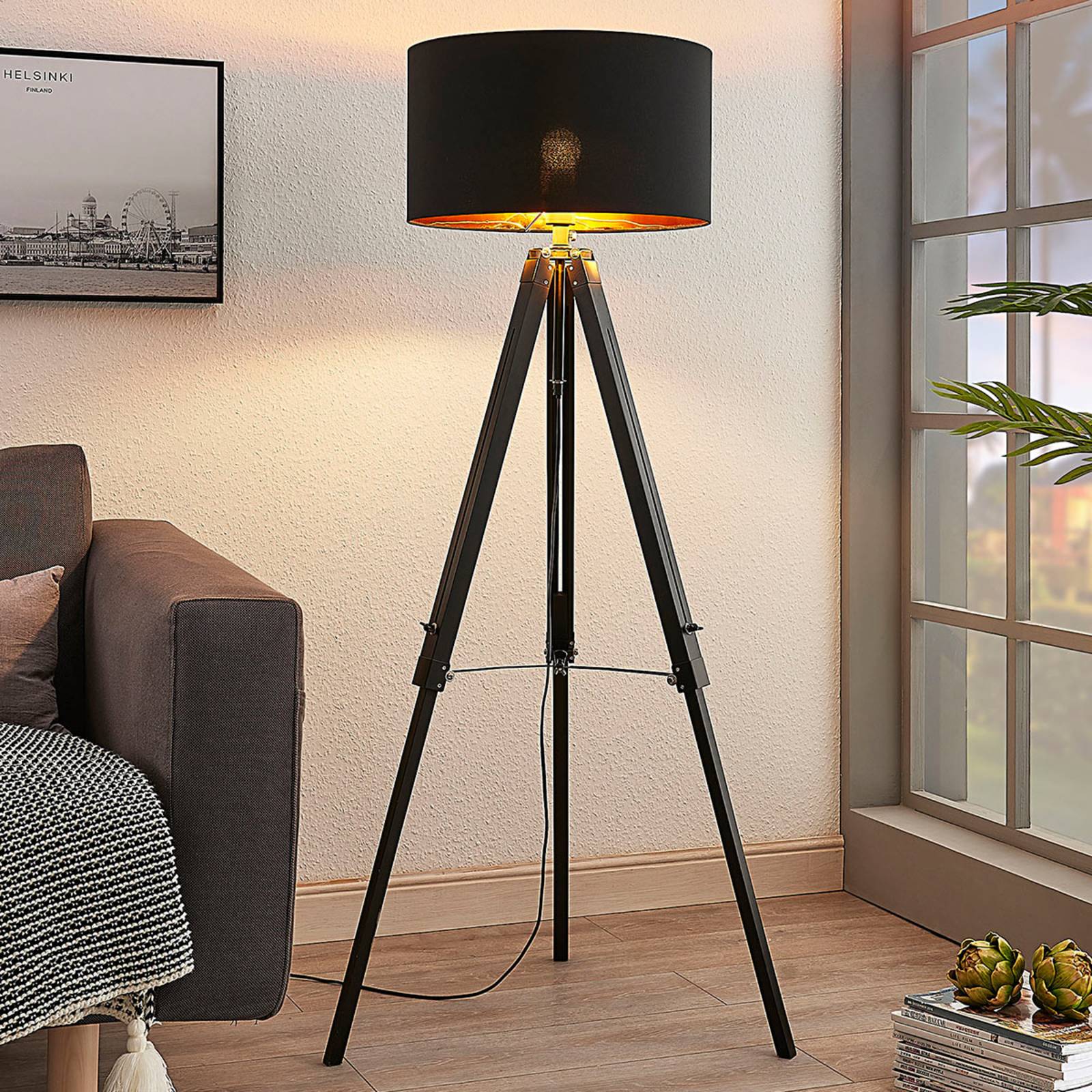 Trójnożna lampa stojąca Triac z drewnem, czarna
