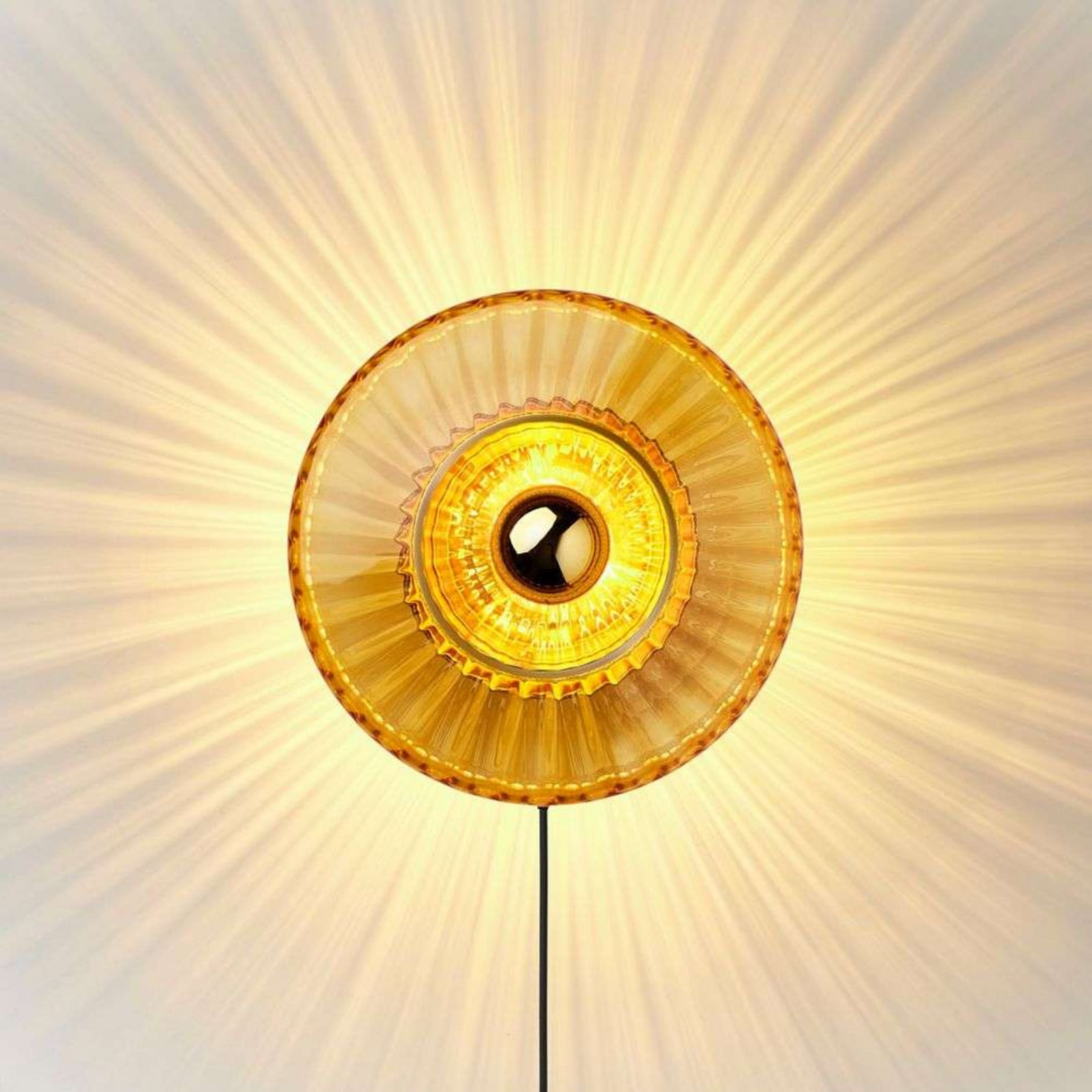 New Wave Optic Væglampe XL Amber DESIGN BY US - Glas billede