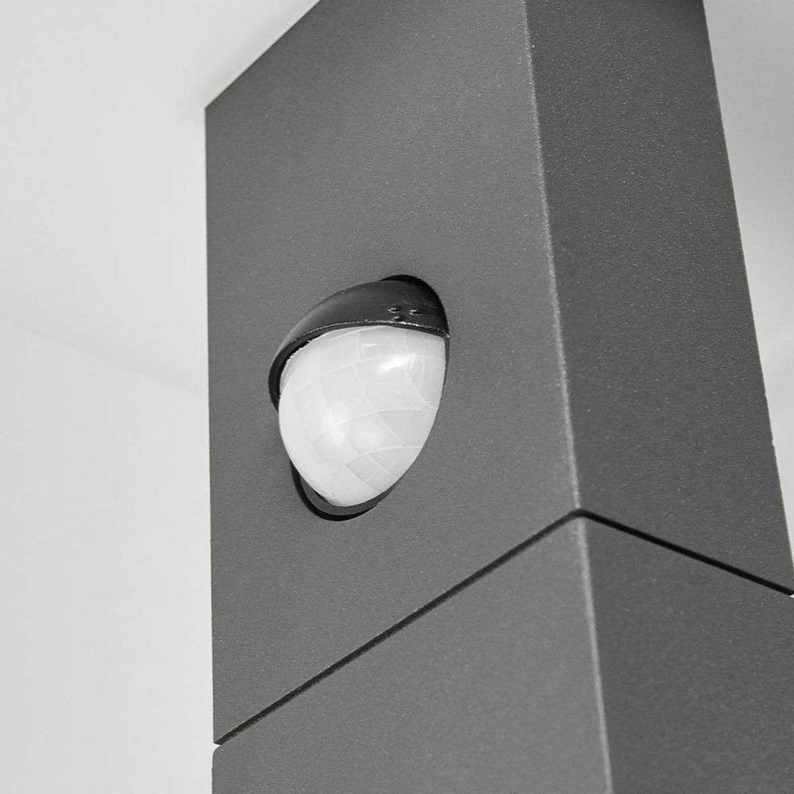 Olesia Buiten Wandlamp w/Sensor Dark Grey/Opal - Lucande