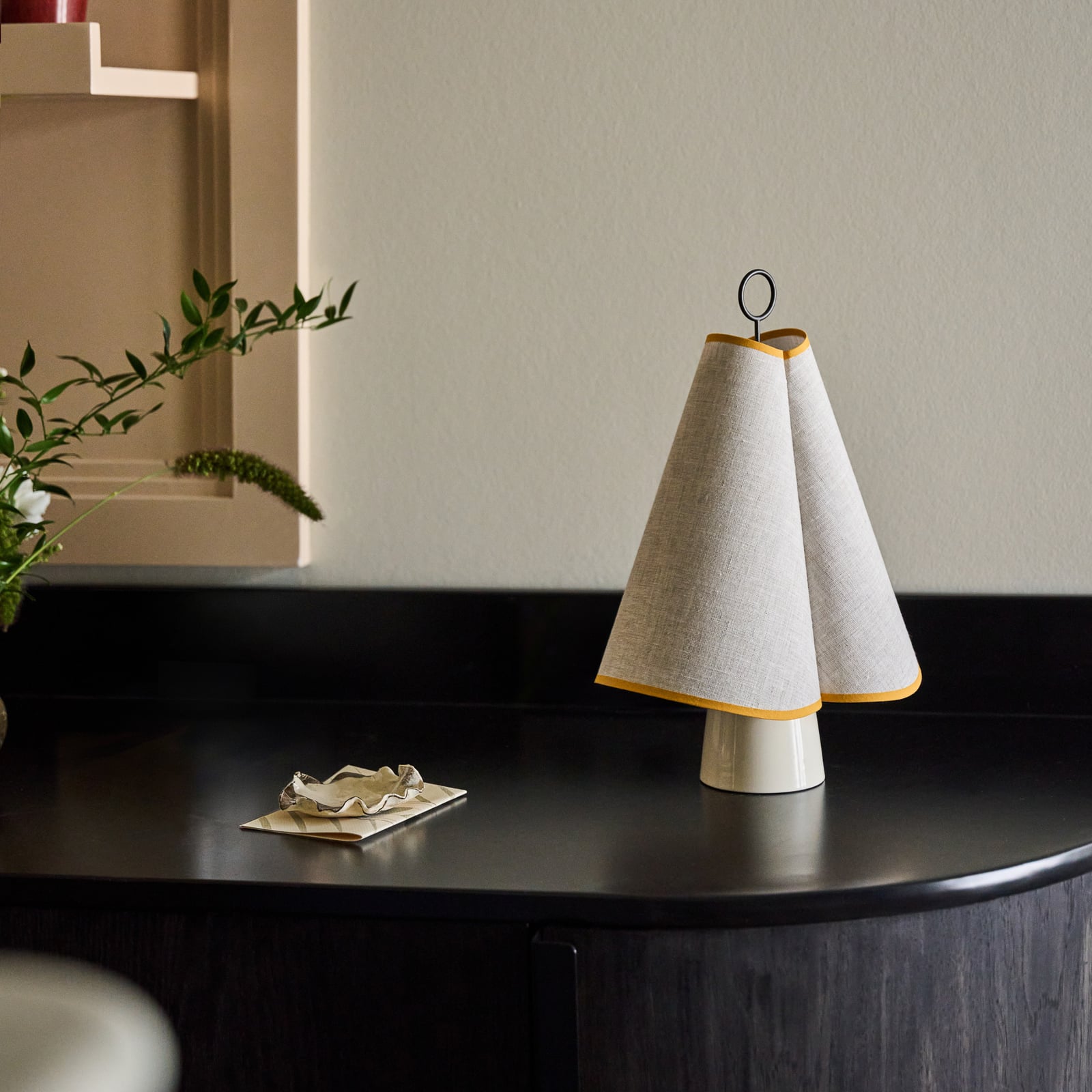 Gubi LED-akutoitega laualamp Hornbæk, beež/kollane, kangas