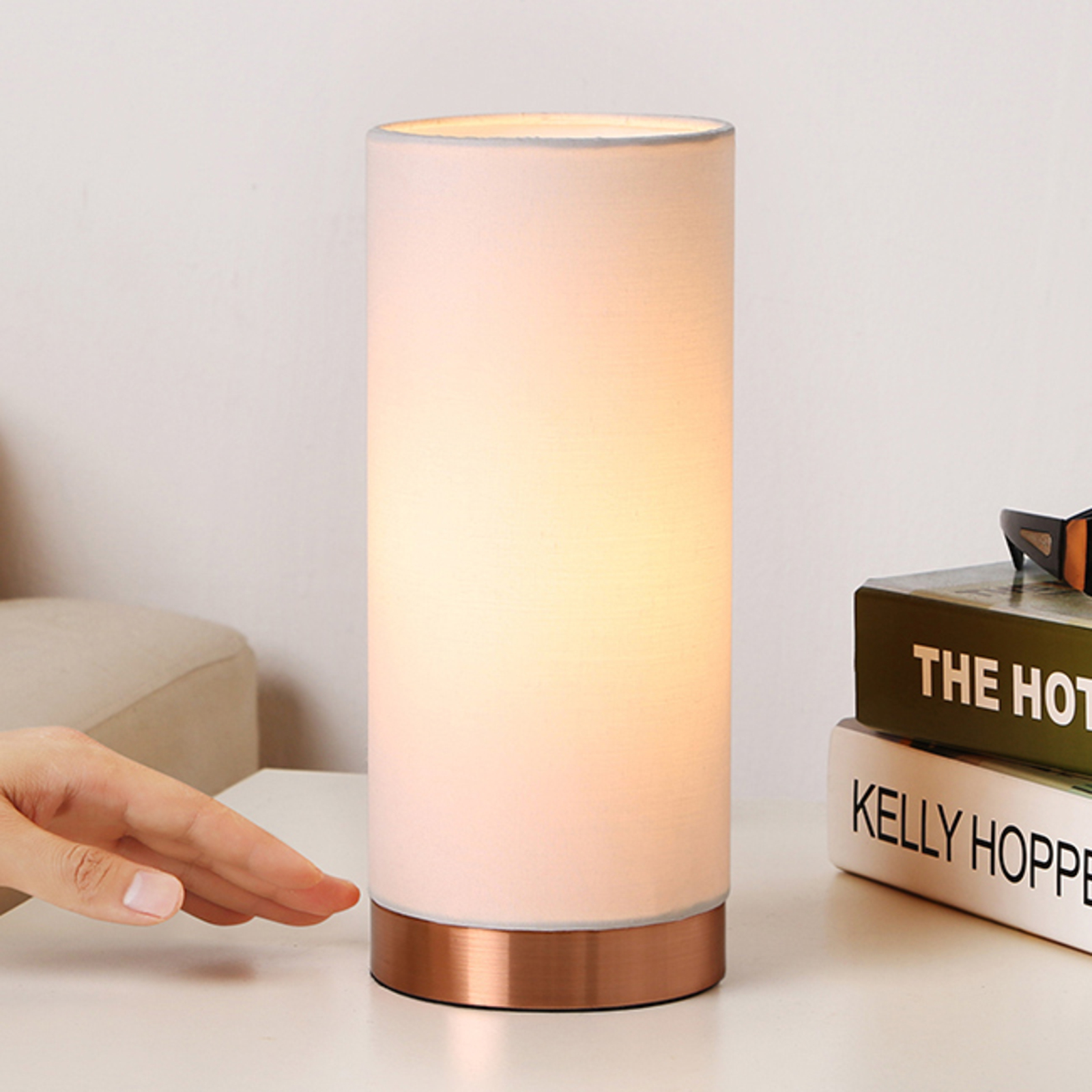 White table lamp Ronja with a copper-coloured base