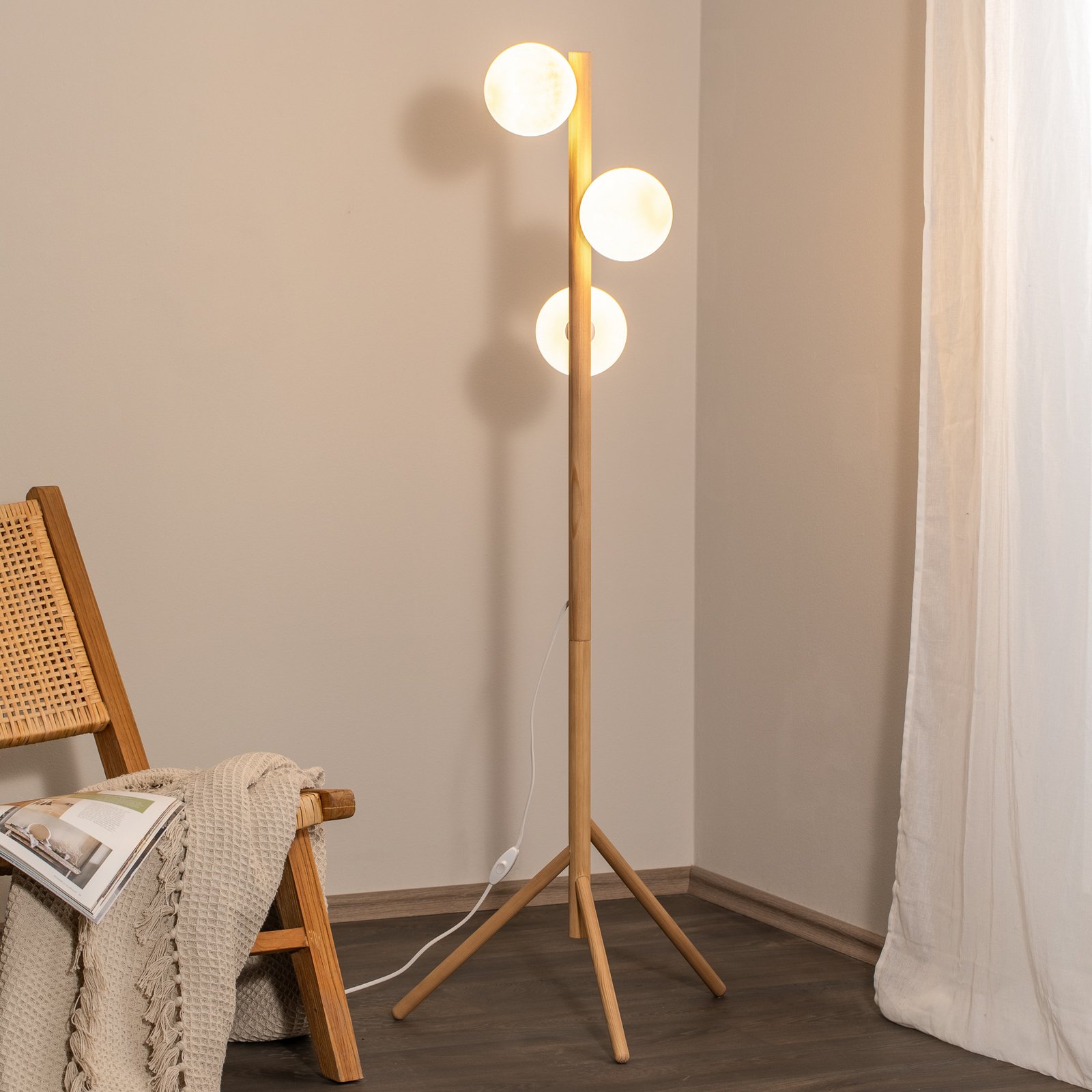 Estera stāvlampa, opāla stikls, koka rāmis, 132 cm, 3 gaismas