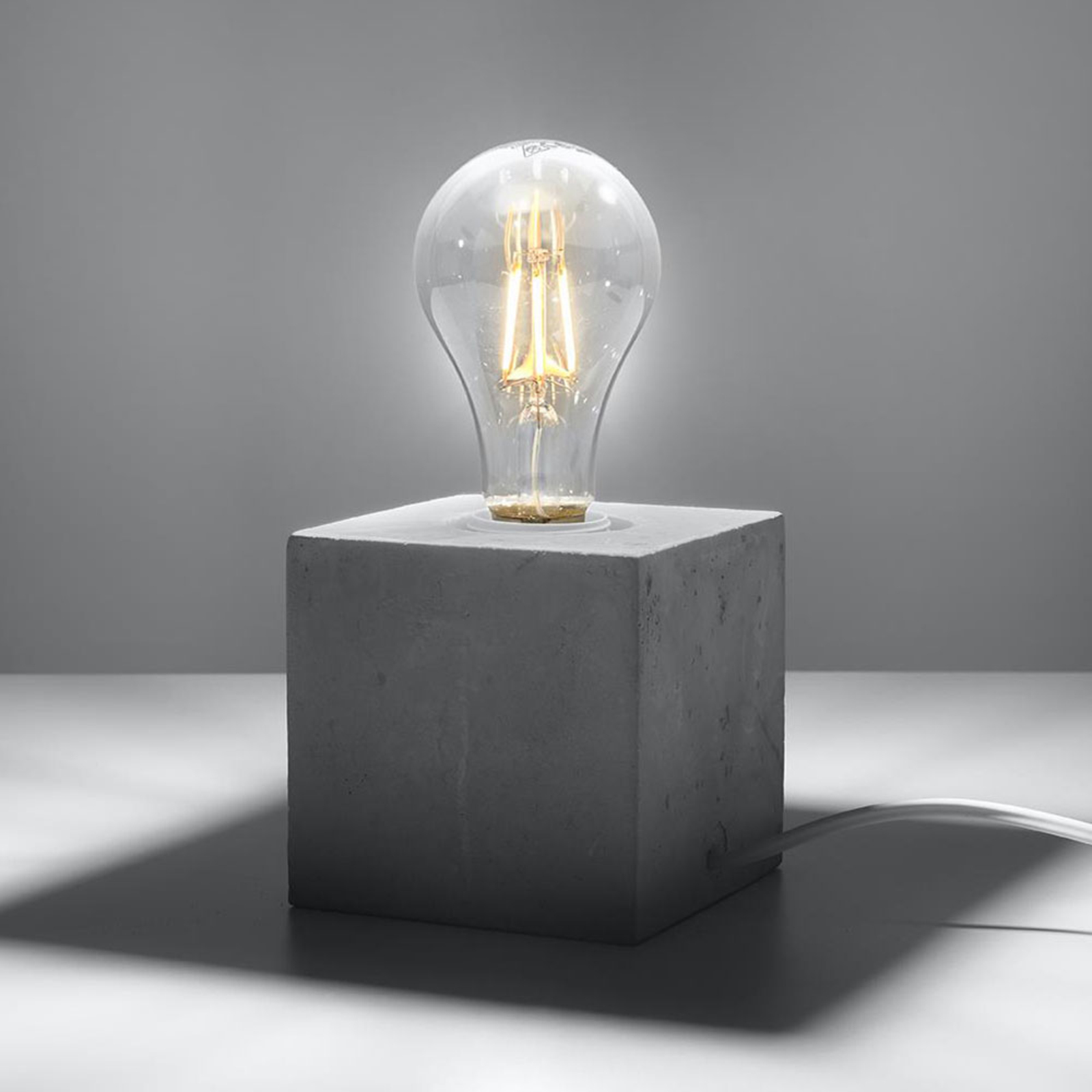 verkenner Scharnier Additief Tafellamp Akira van beton in kubusvorm | Lampen24.be