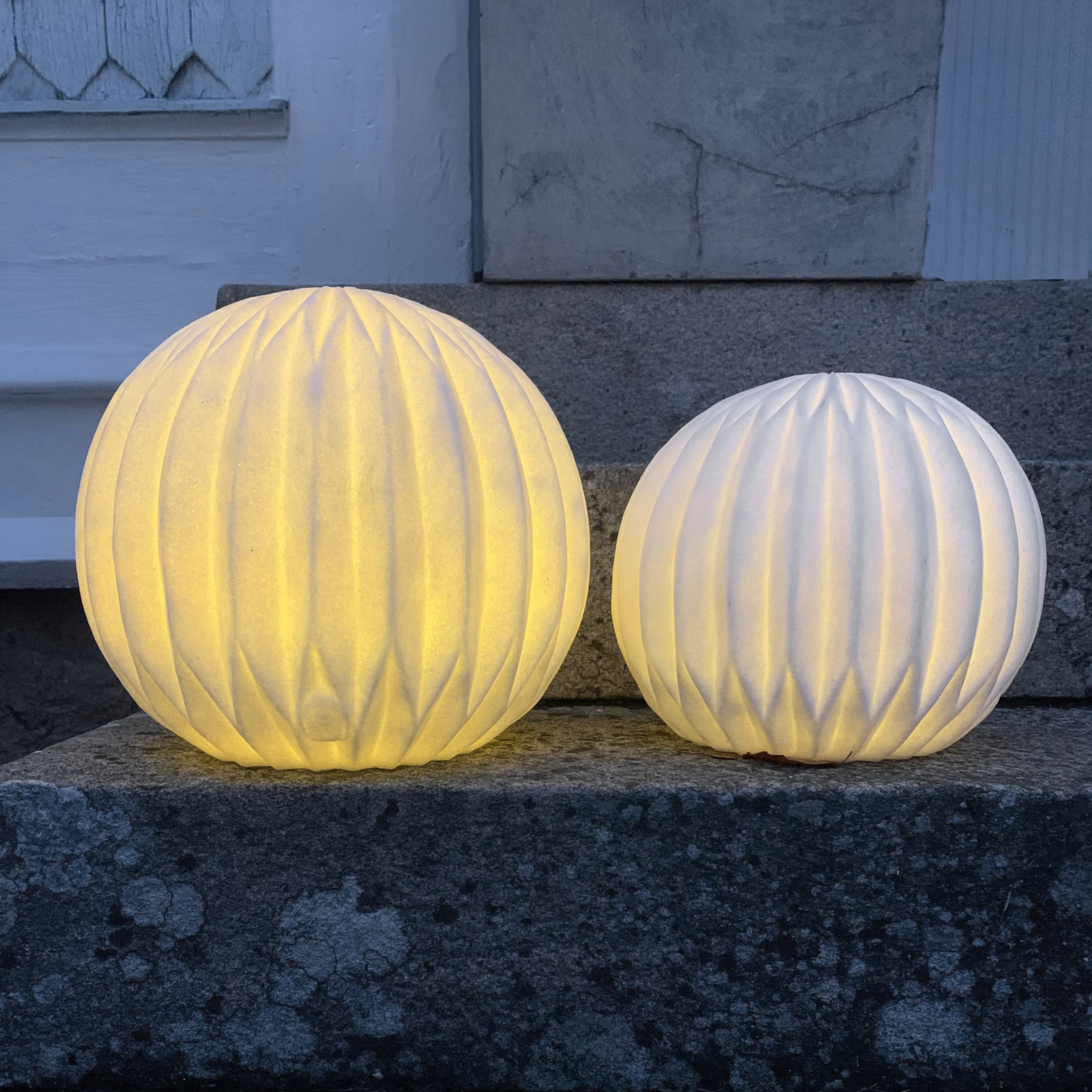 Lámpara LED para terraza Sandy, Ø 30 cm pila de plástico blanco