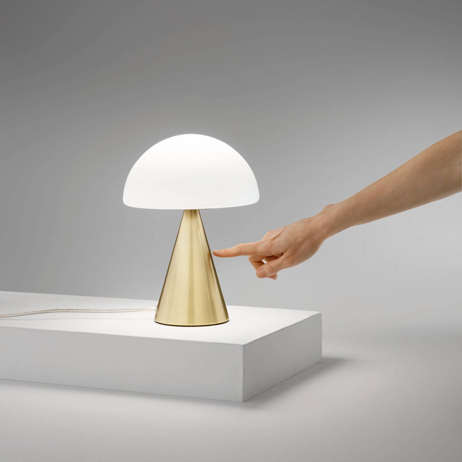 Stolová LED lampa Blip, mosadz/biela, sklo, CCT, dotykový stmievač