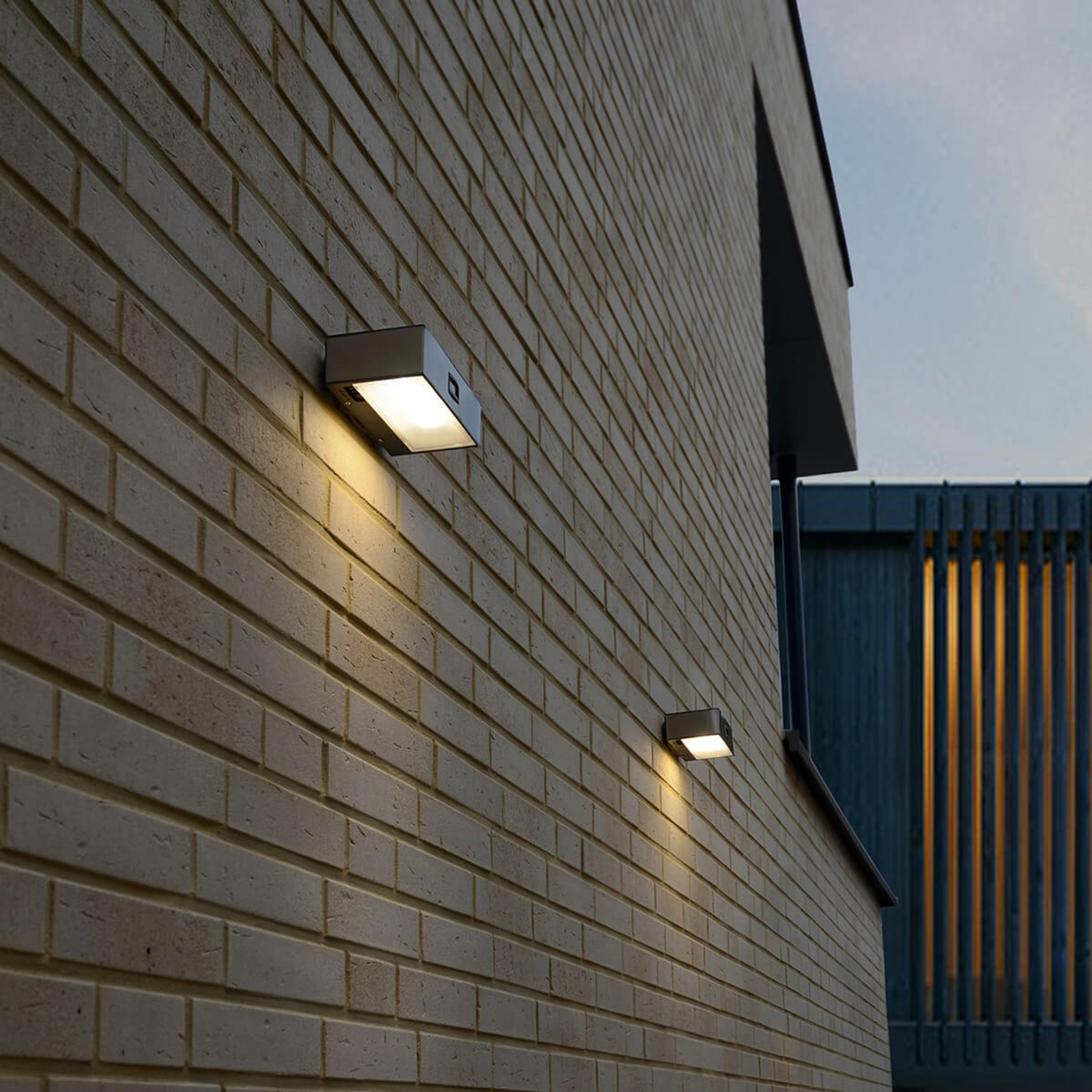 Solarbetriebene LED-Sensor-Außenwandleuchte Brick