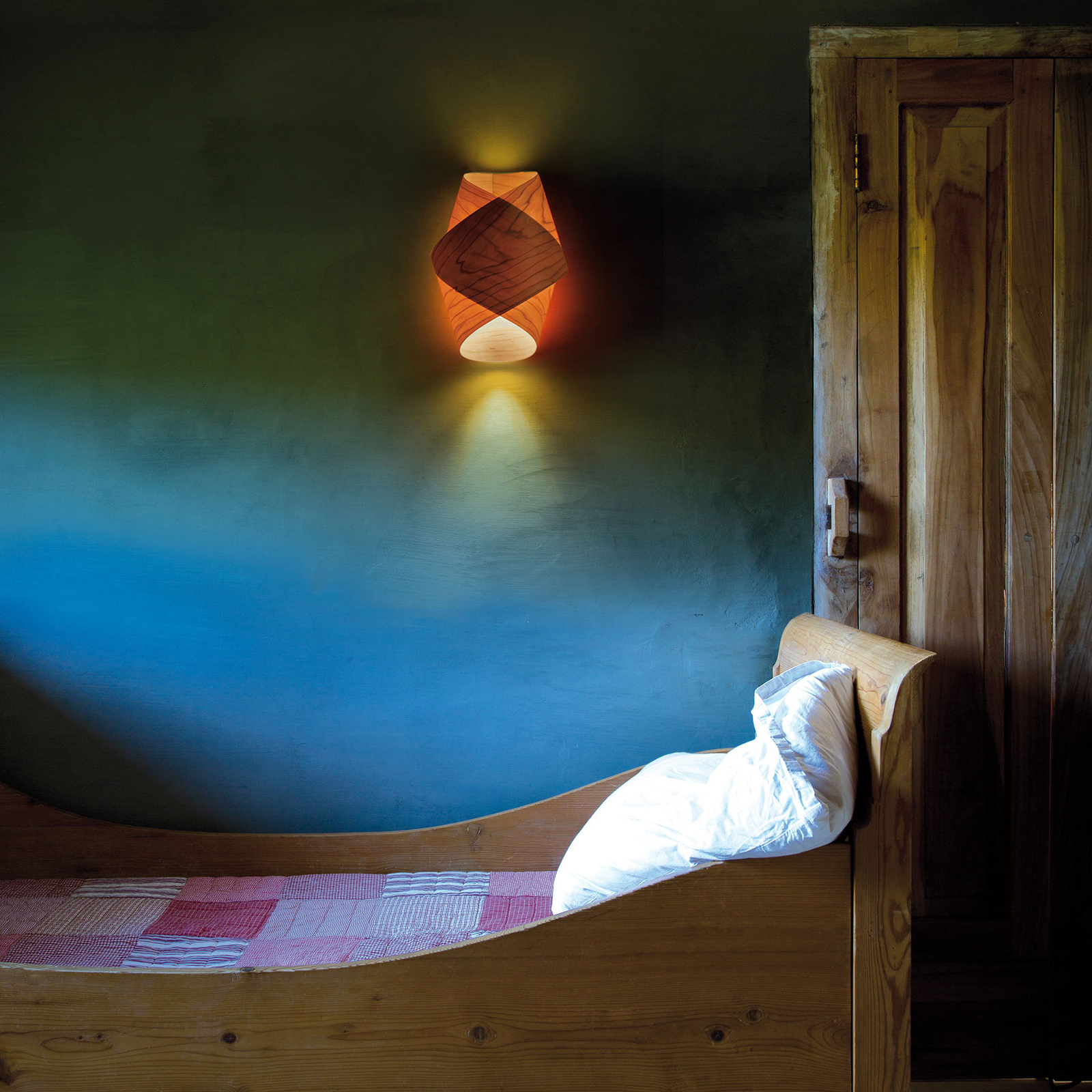 LZF Orbit Wandleuchte aus Holzfurnier