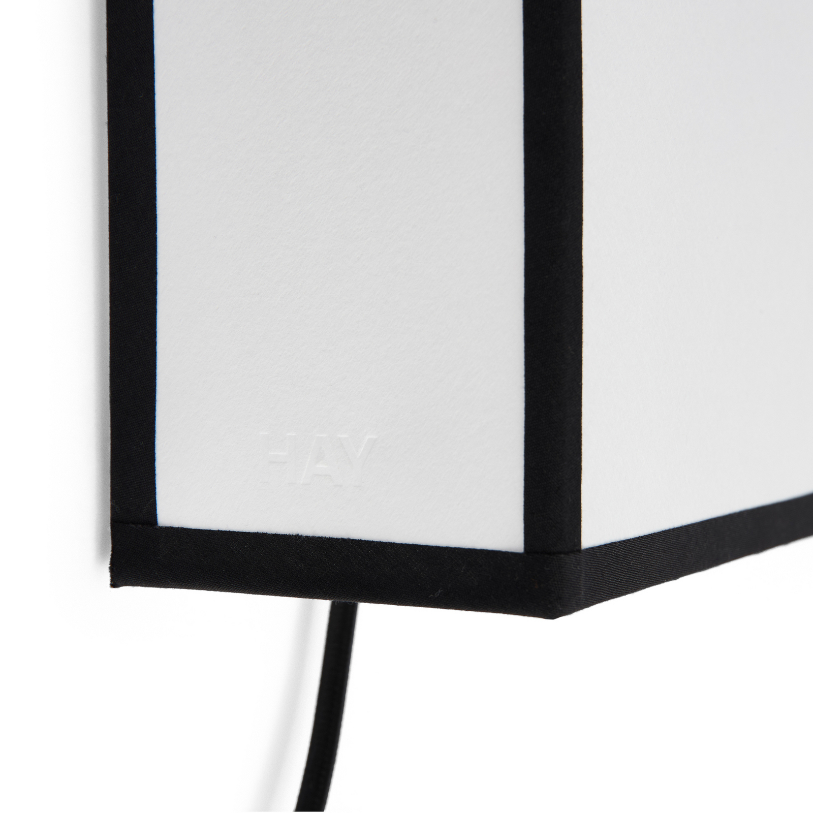Applique murale Ava, blanc/noir, hauteur 21 cm, à brancher, E14 - HAY