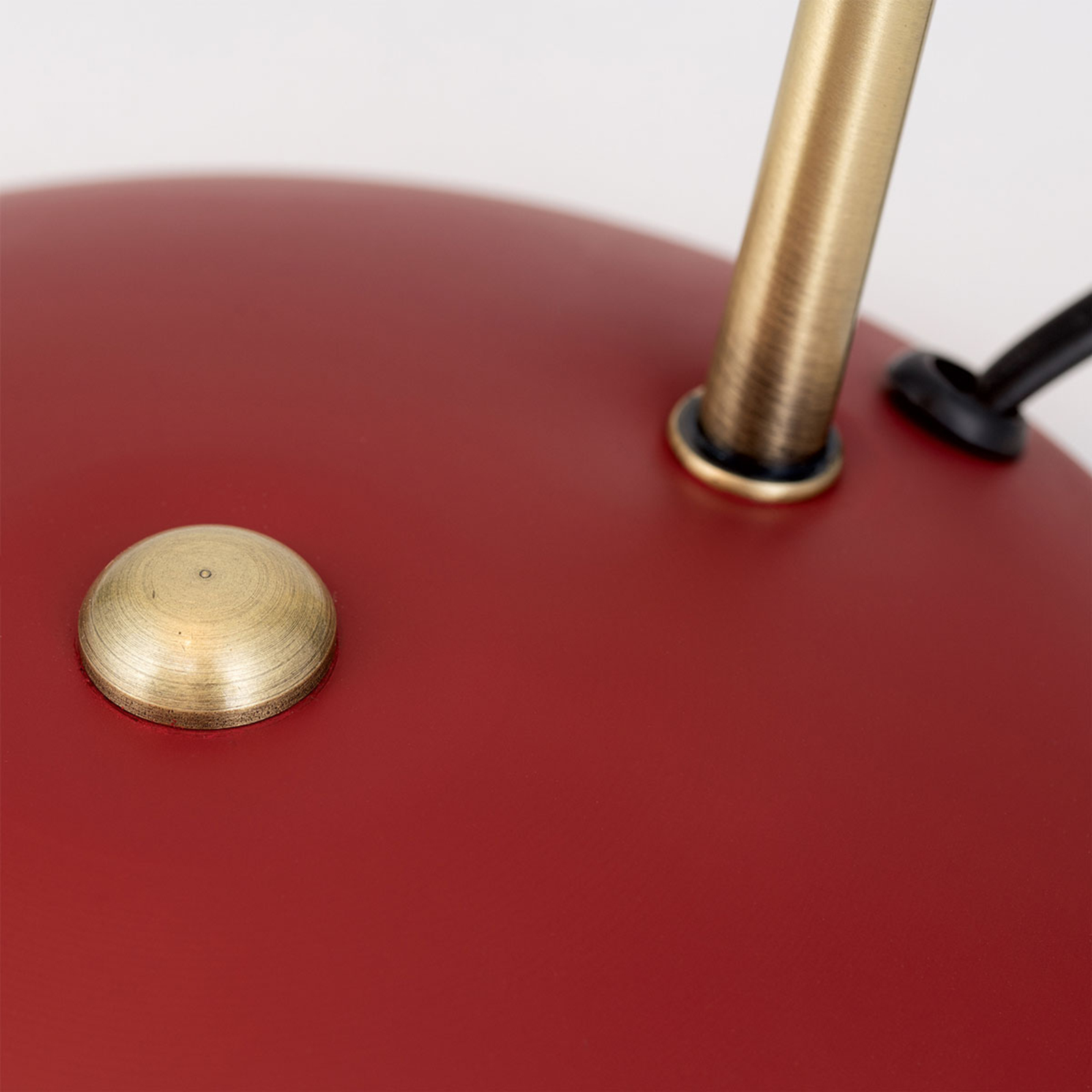 Ve vzhledu vintage - stolní lampa Fedra červená