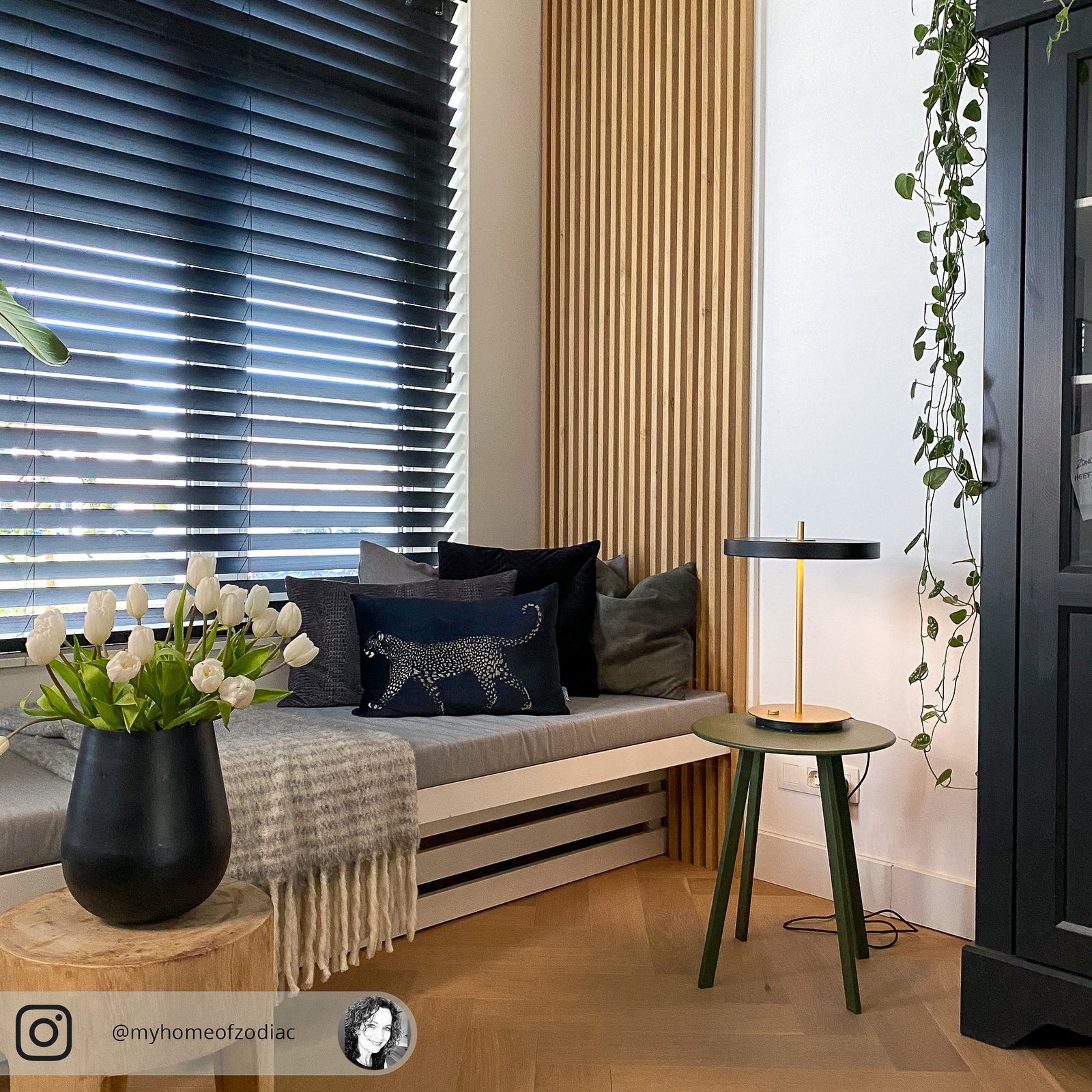 Asteria Candeeiro de Mesa Black - UMAGE