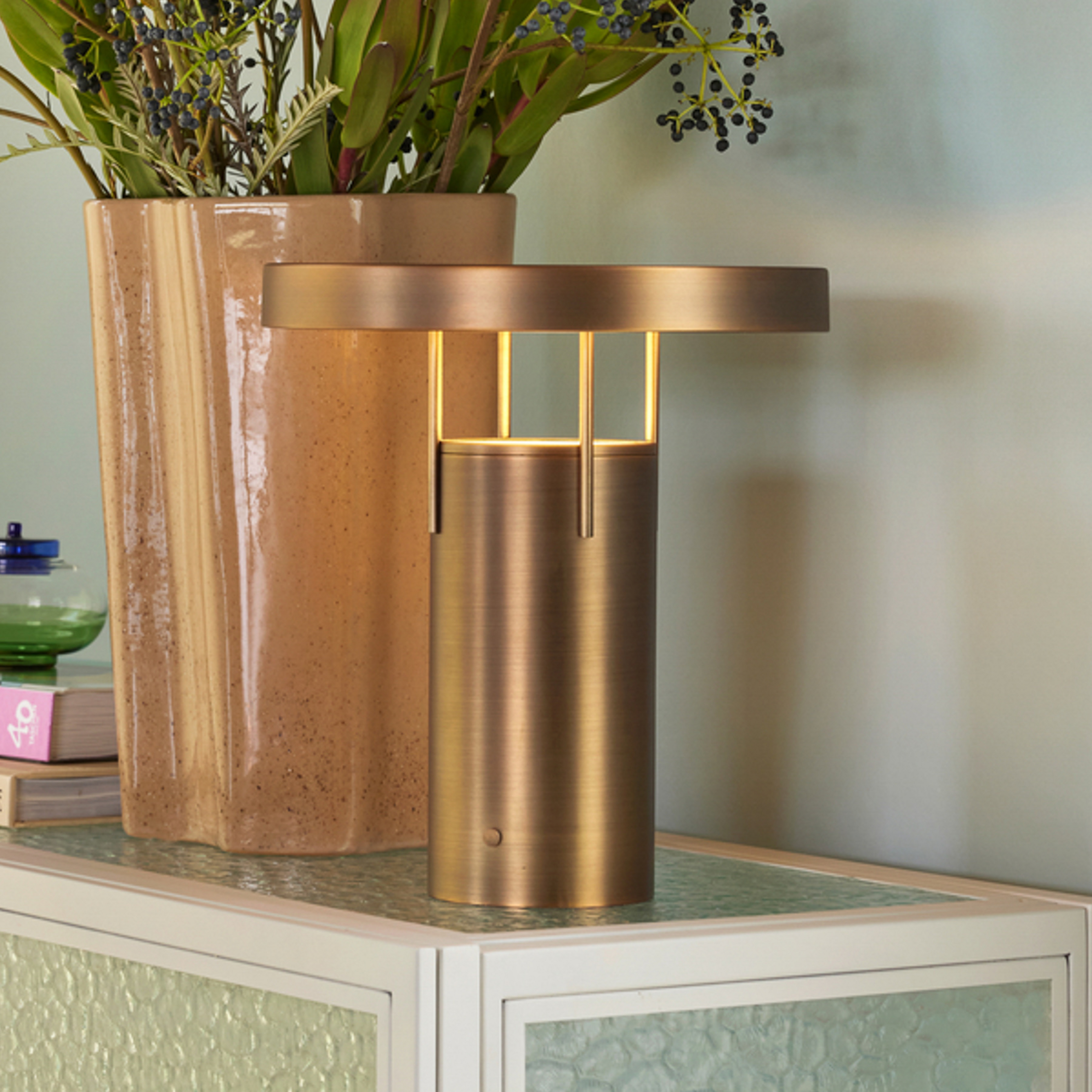 Bonita lámpara de mesa LED recargable BringMe, latón bruñido, 28 cm