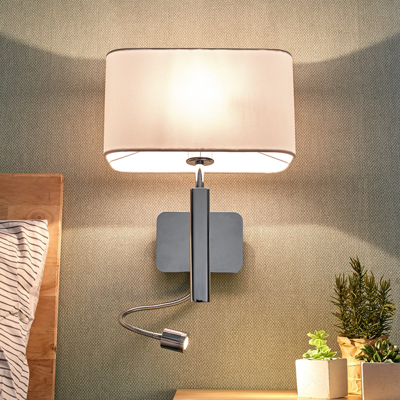 Fabric wall light Jettka with reading arm