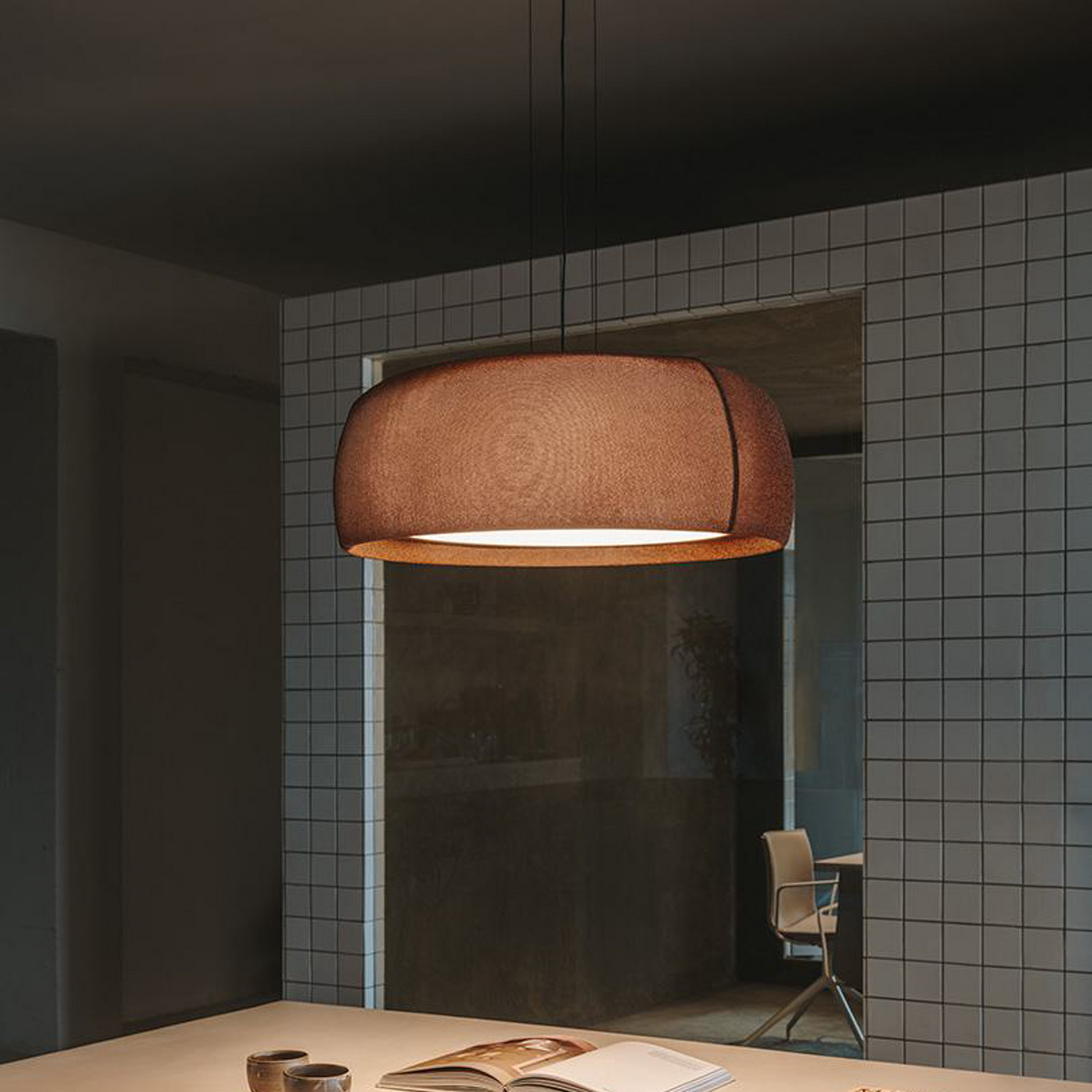 LEDS-C4 Lampă suspendată LED Gong maro 3.000 K Ø 612 cm - Camera de zi / sufragerie - modern - Țesătură / Textil