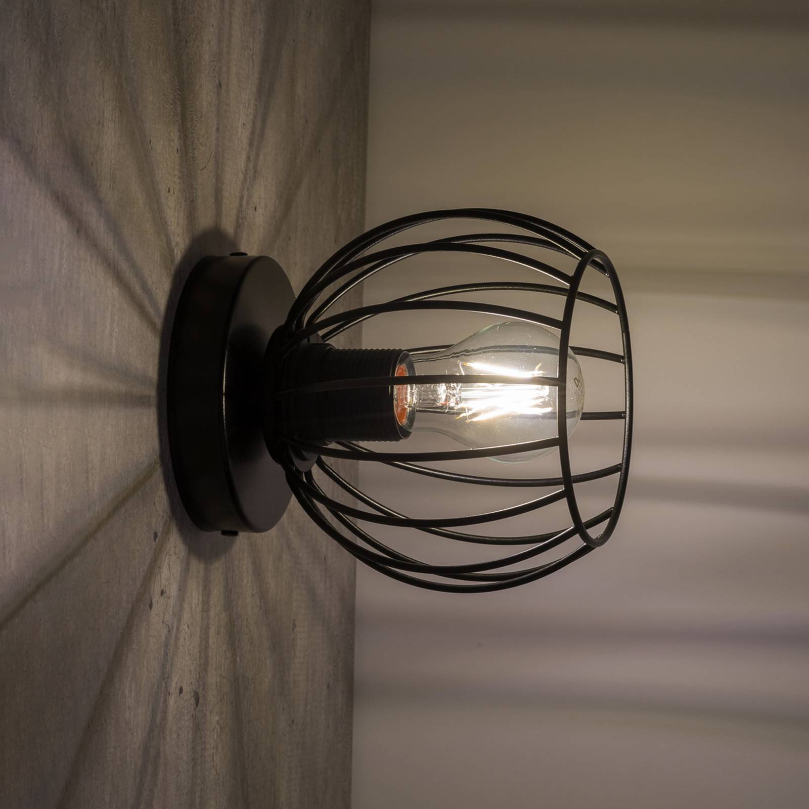 Nele væglampe, sort, med en burskærm